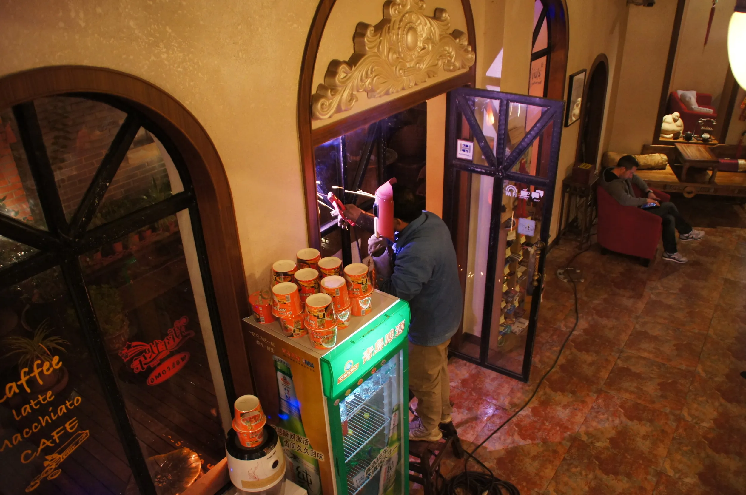 ユースホステルで溶接する人