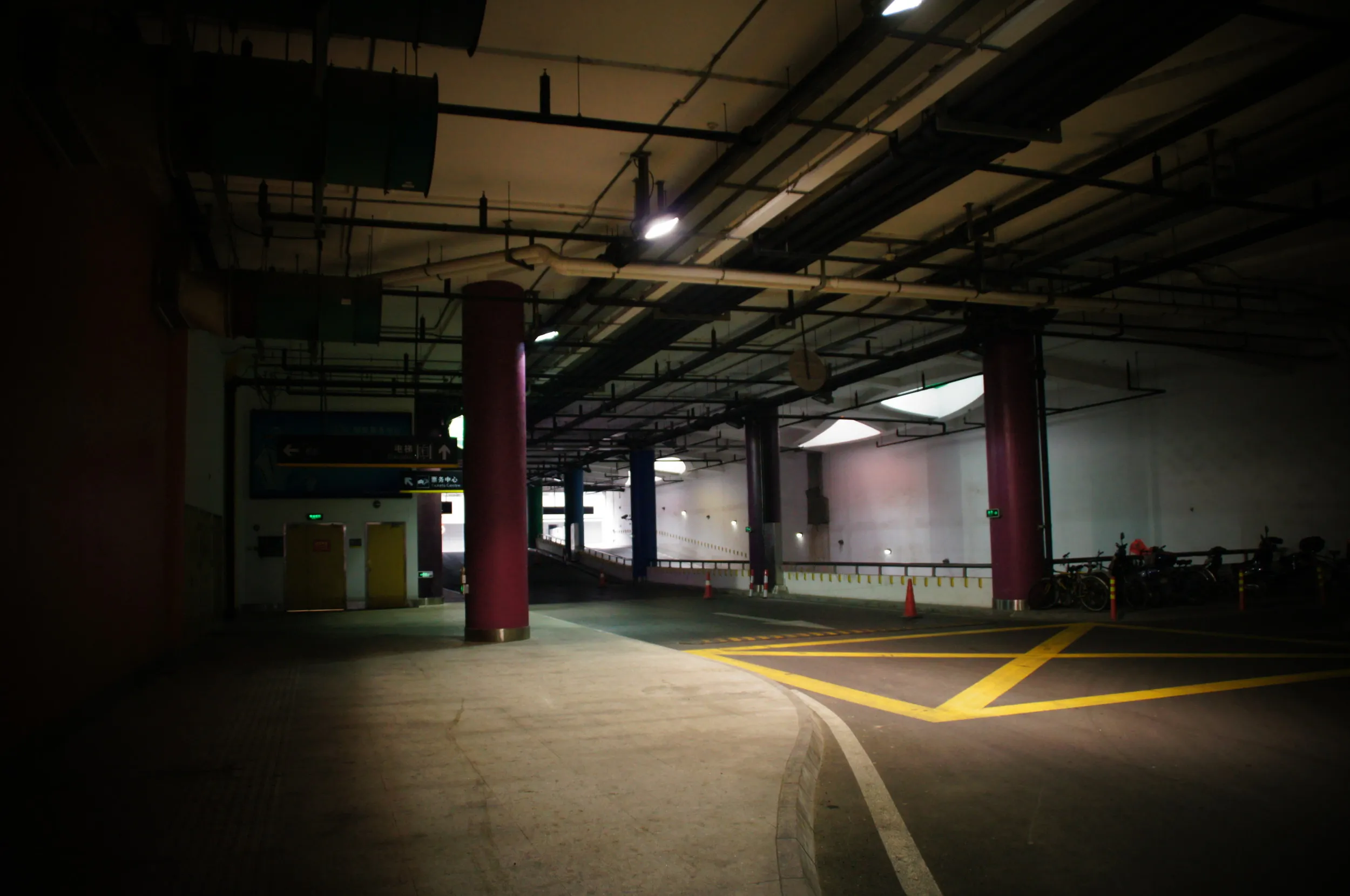 スラム街みたいな上海港構内の景色