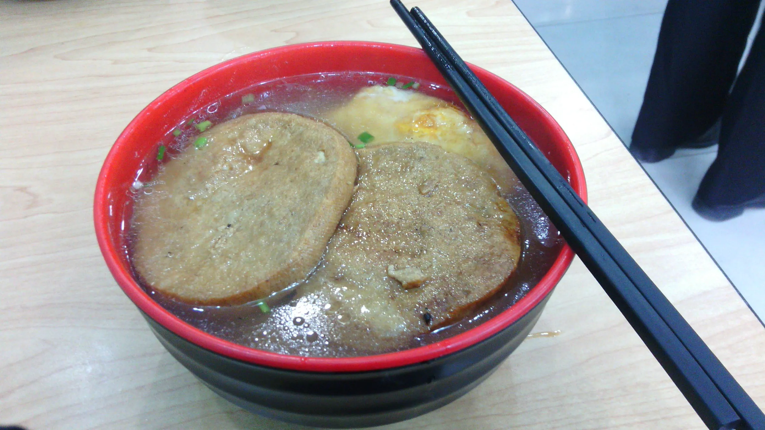 上海駅南口の端にある麺屋の素鶏麺