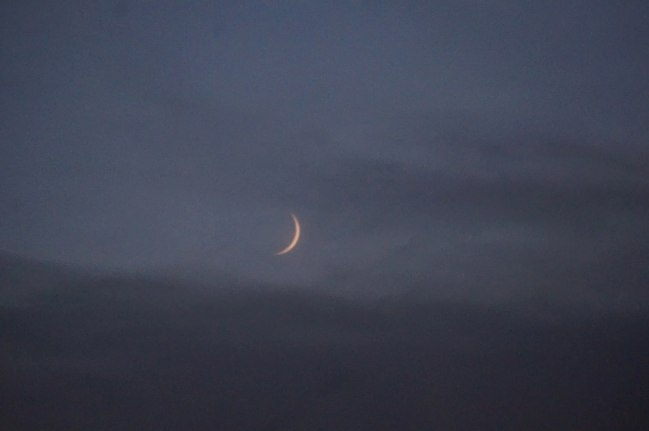 車窓からの三日月