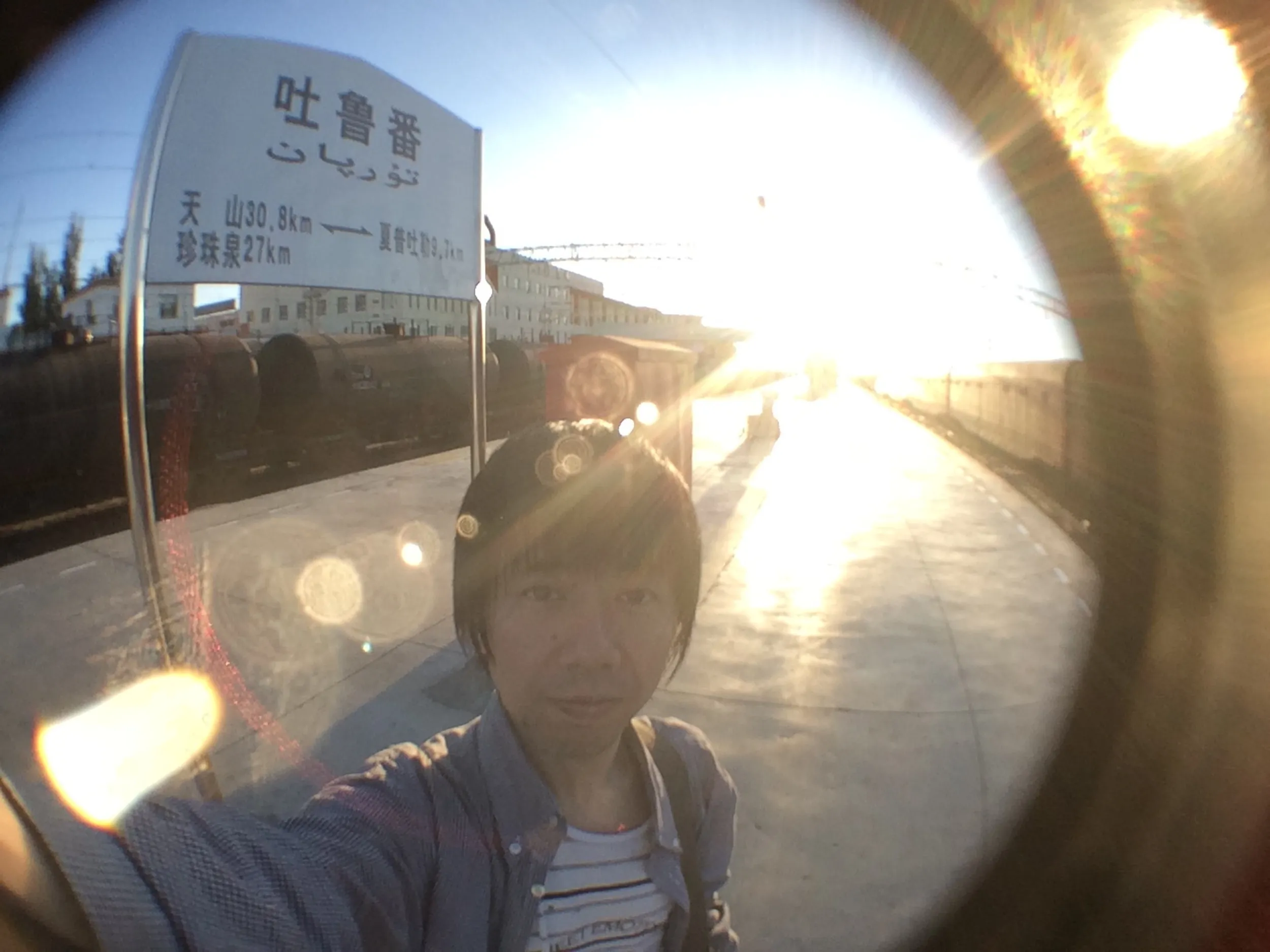 トルファン駅での記念撮影