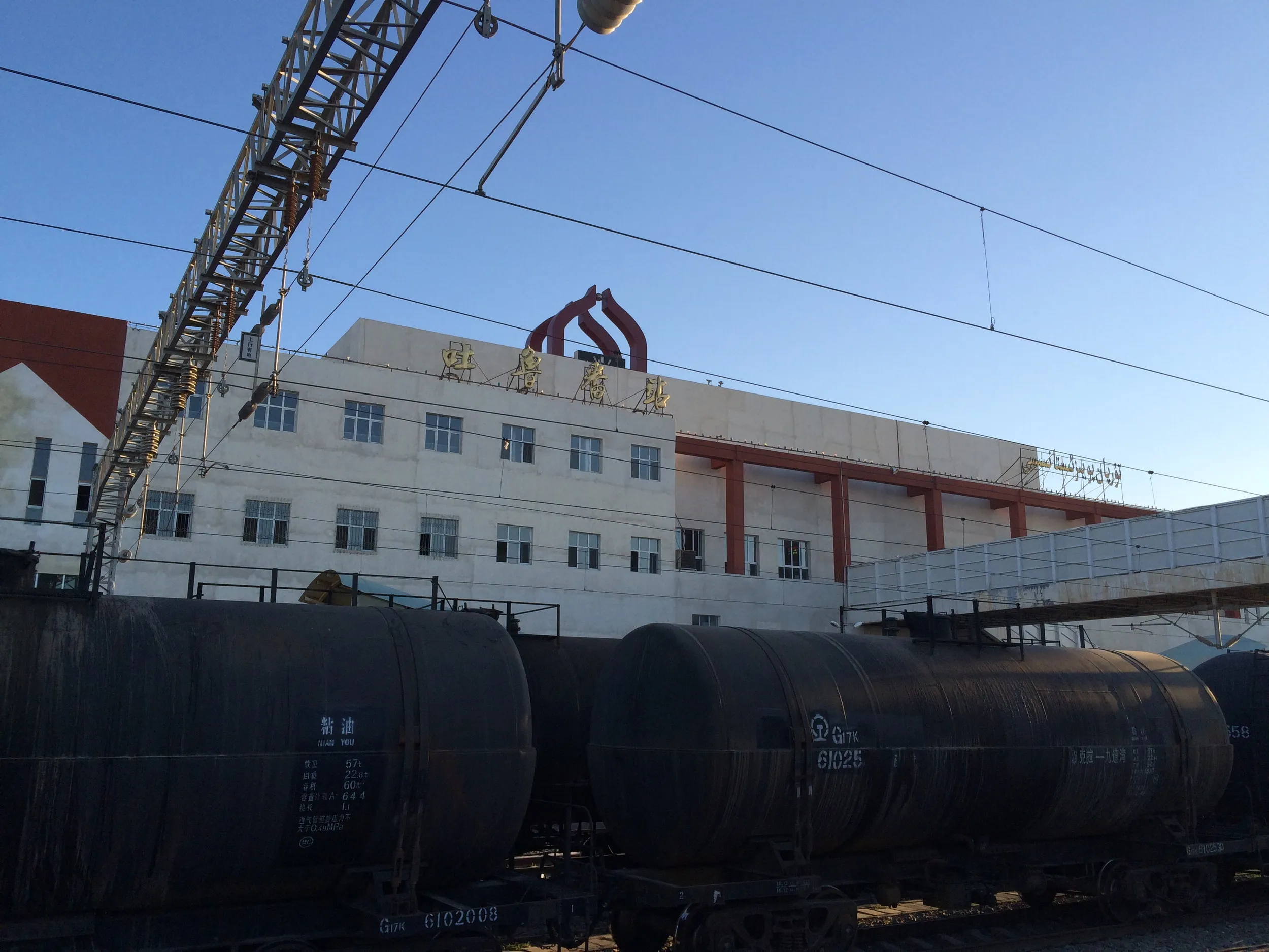 トルファン駅での記念撮影