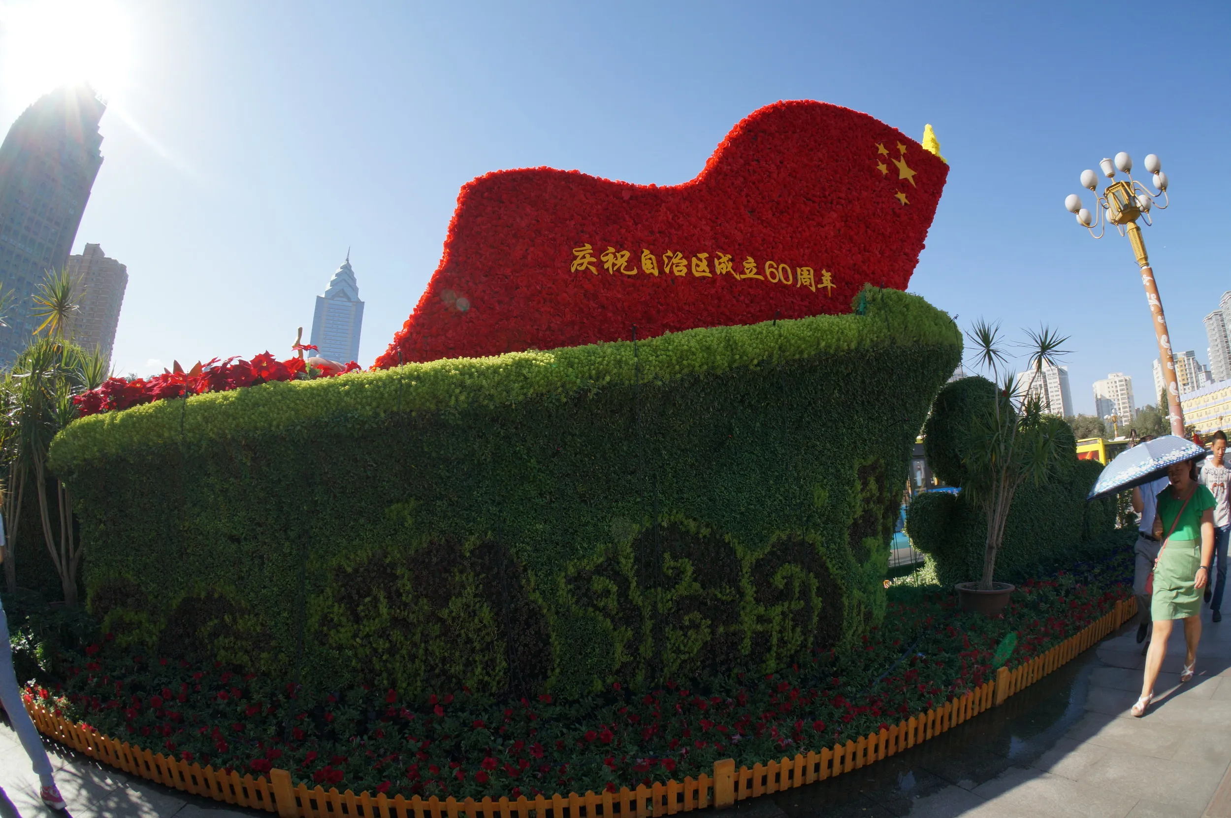 新疆ウイグル自治区成立60周年の記念モニュメント