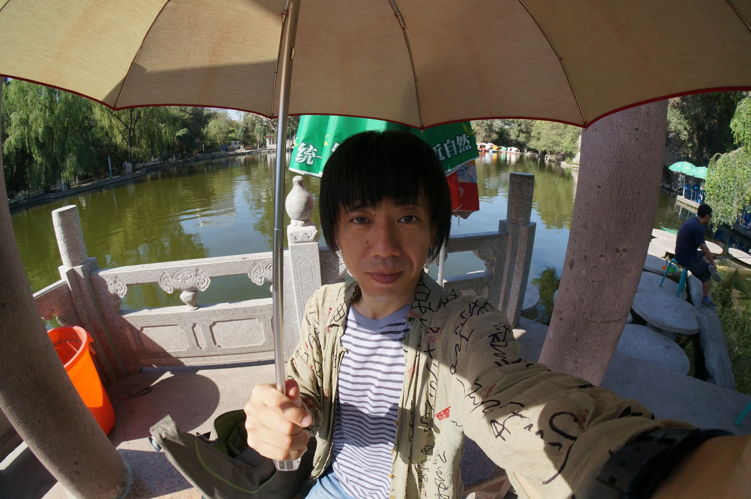 池のほとりで記念撮影