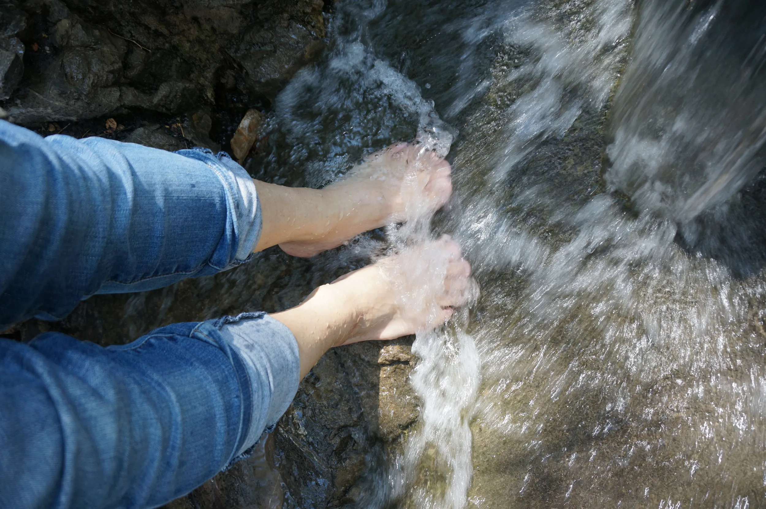 川で足を浸して涼むw