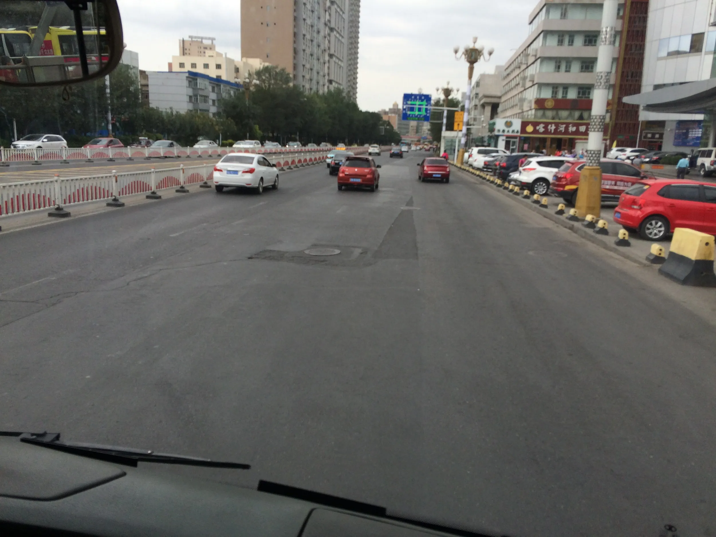 水磨溝公園へ向かうバスと車窓