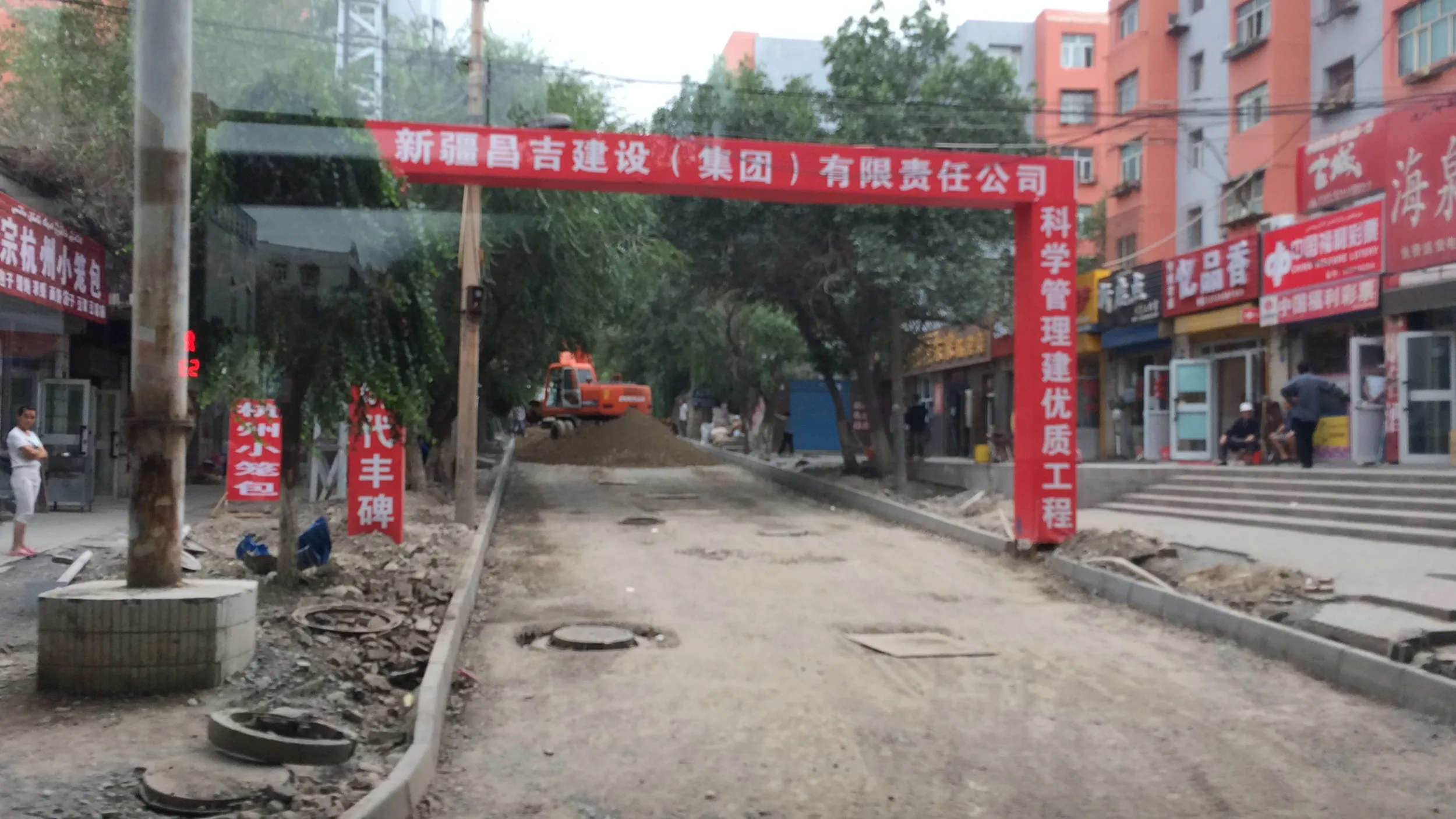 水磨溝公園へ向かうバスと車窓