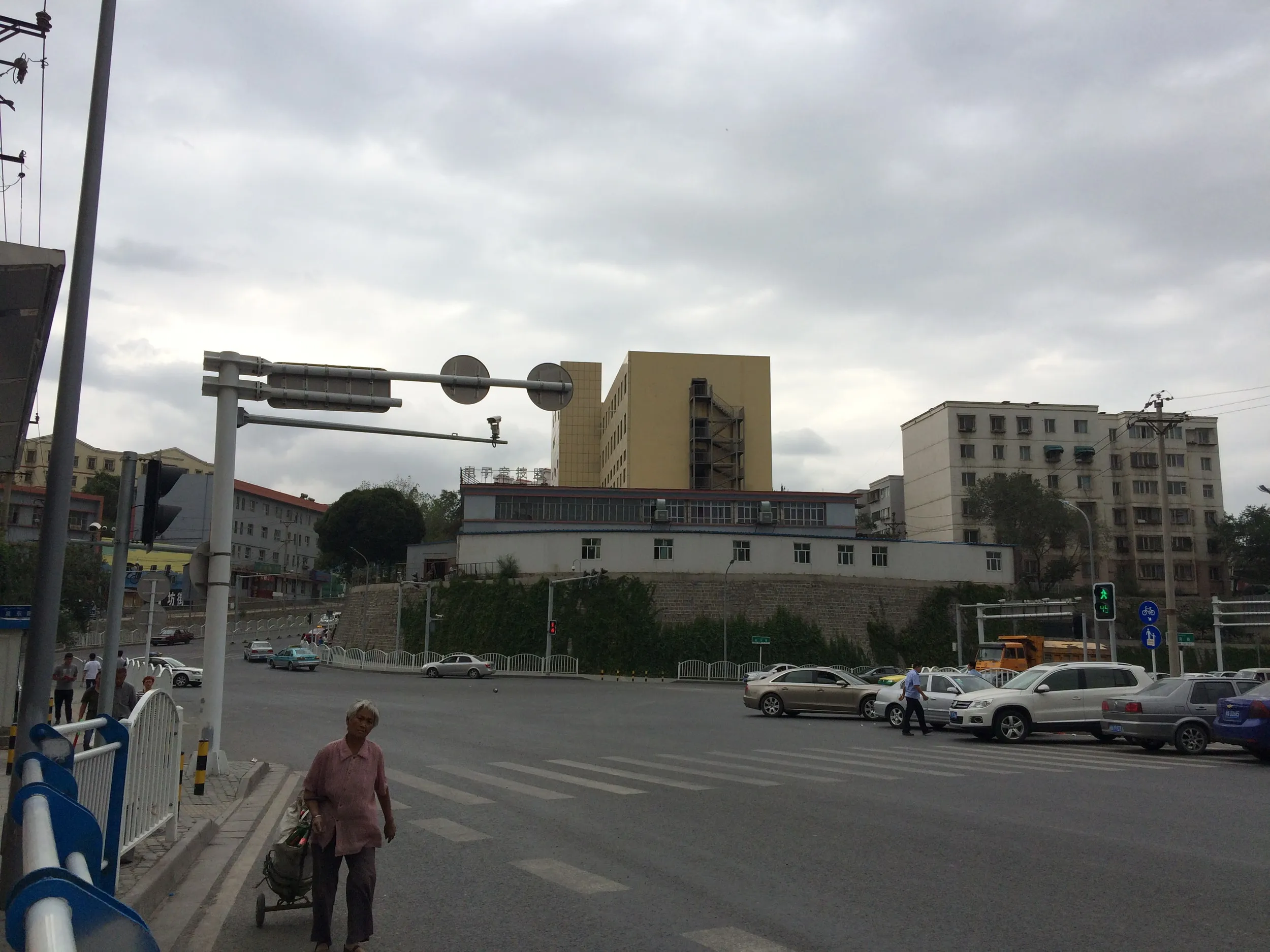 水磨溝公園へ向かうバスと車窓