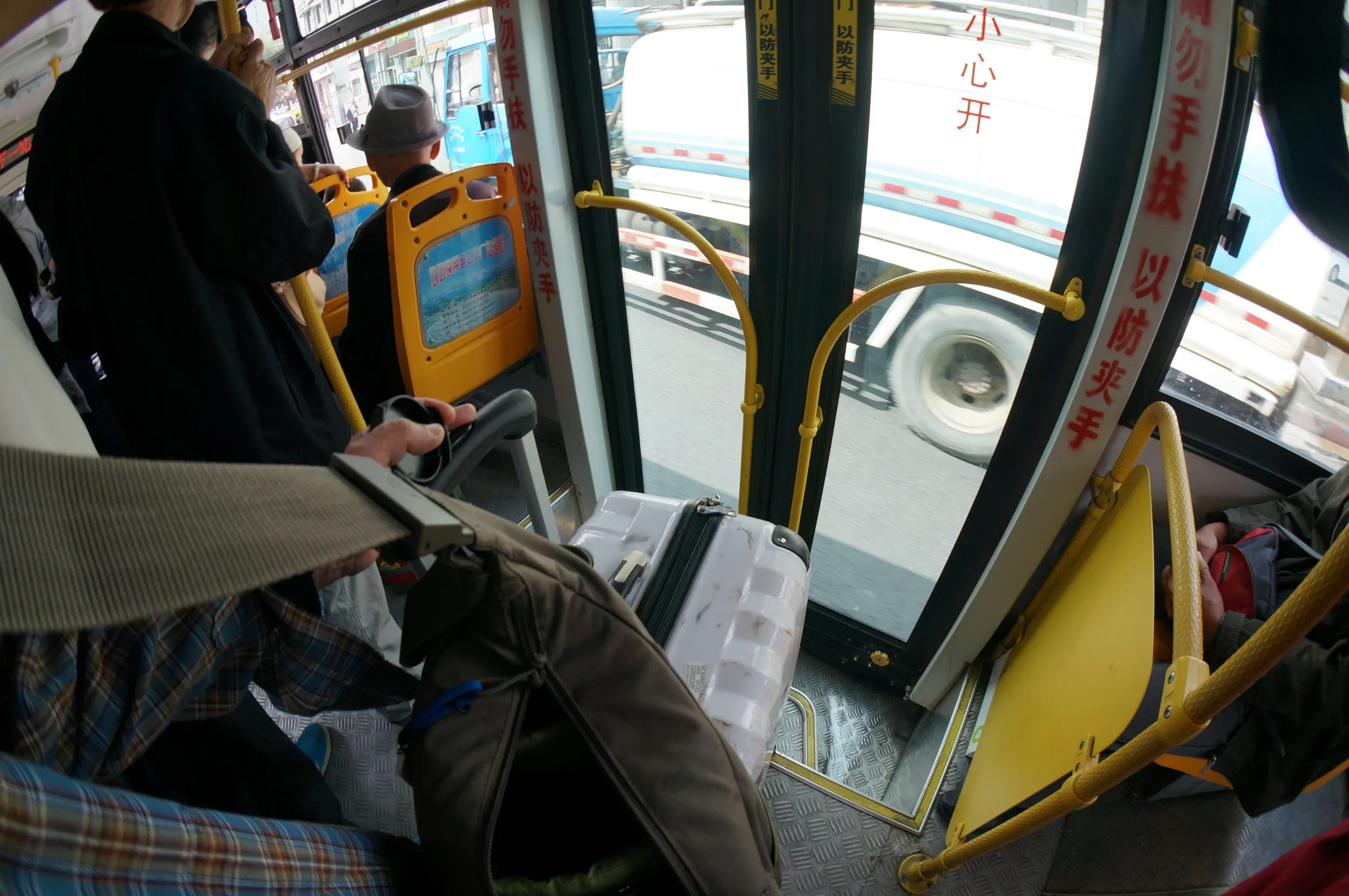 バスで碾子沟へ出発