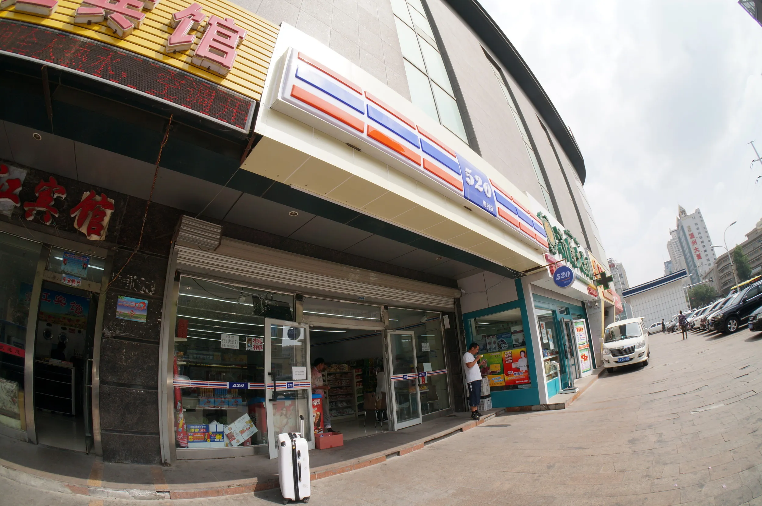 スーパーで食糧調達