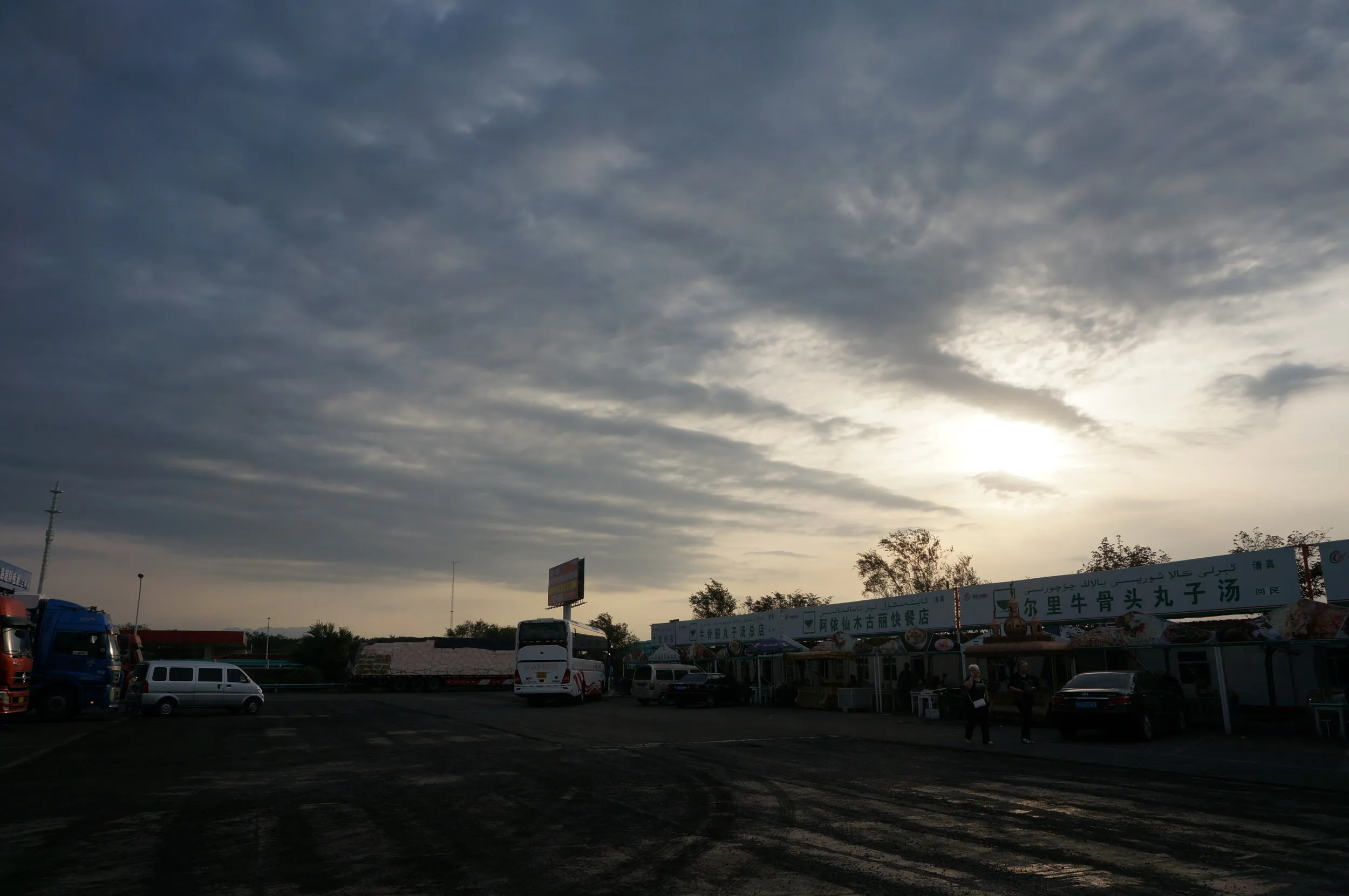 連霍高速道路サービスエリアで小休憩
