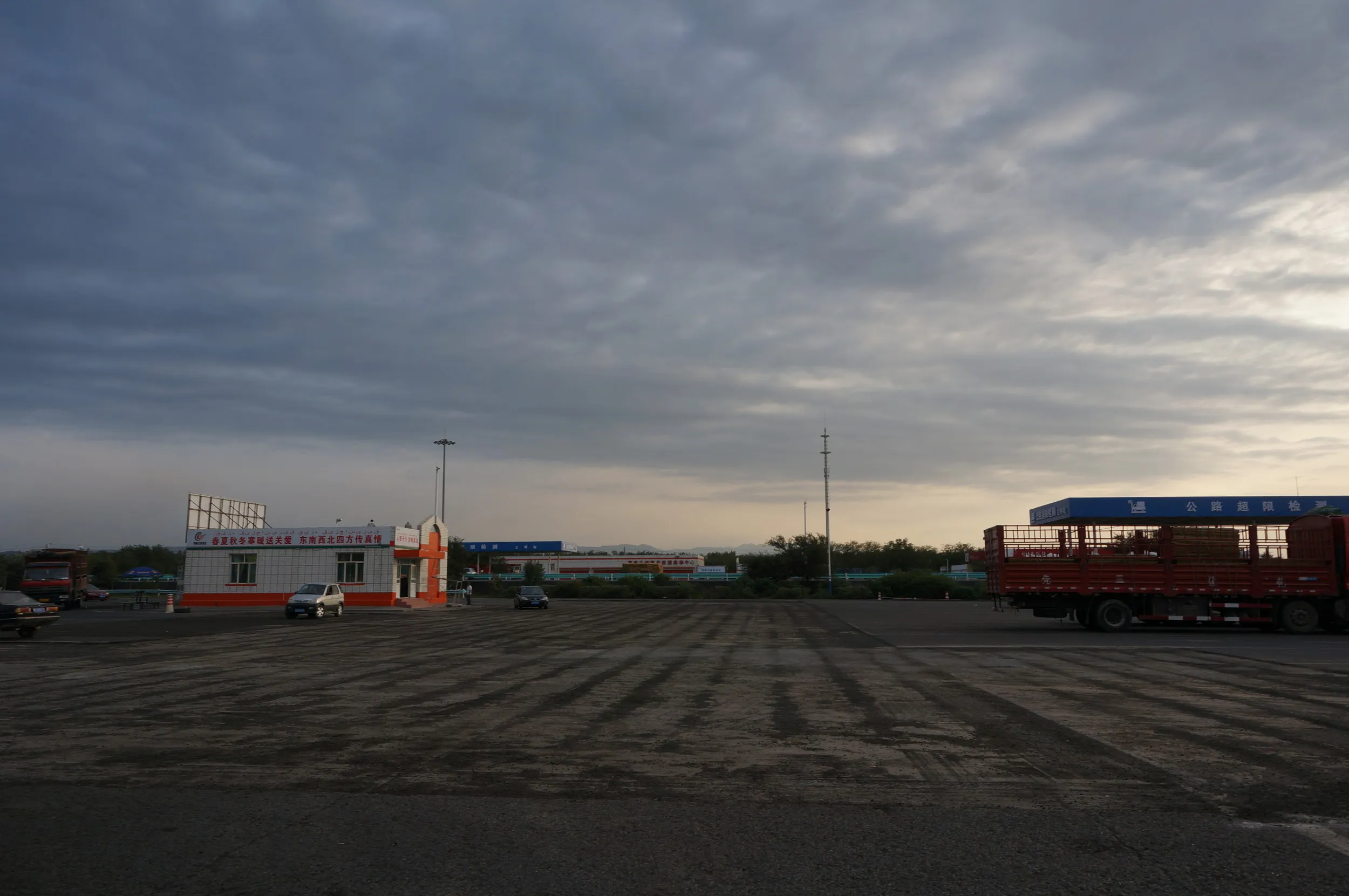 連霍高速道路サービスエリアで小休憩