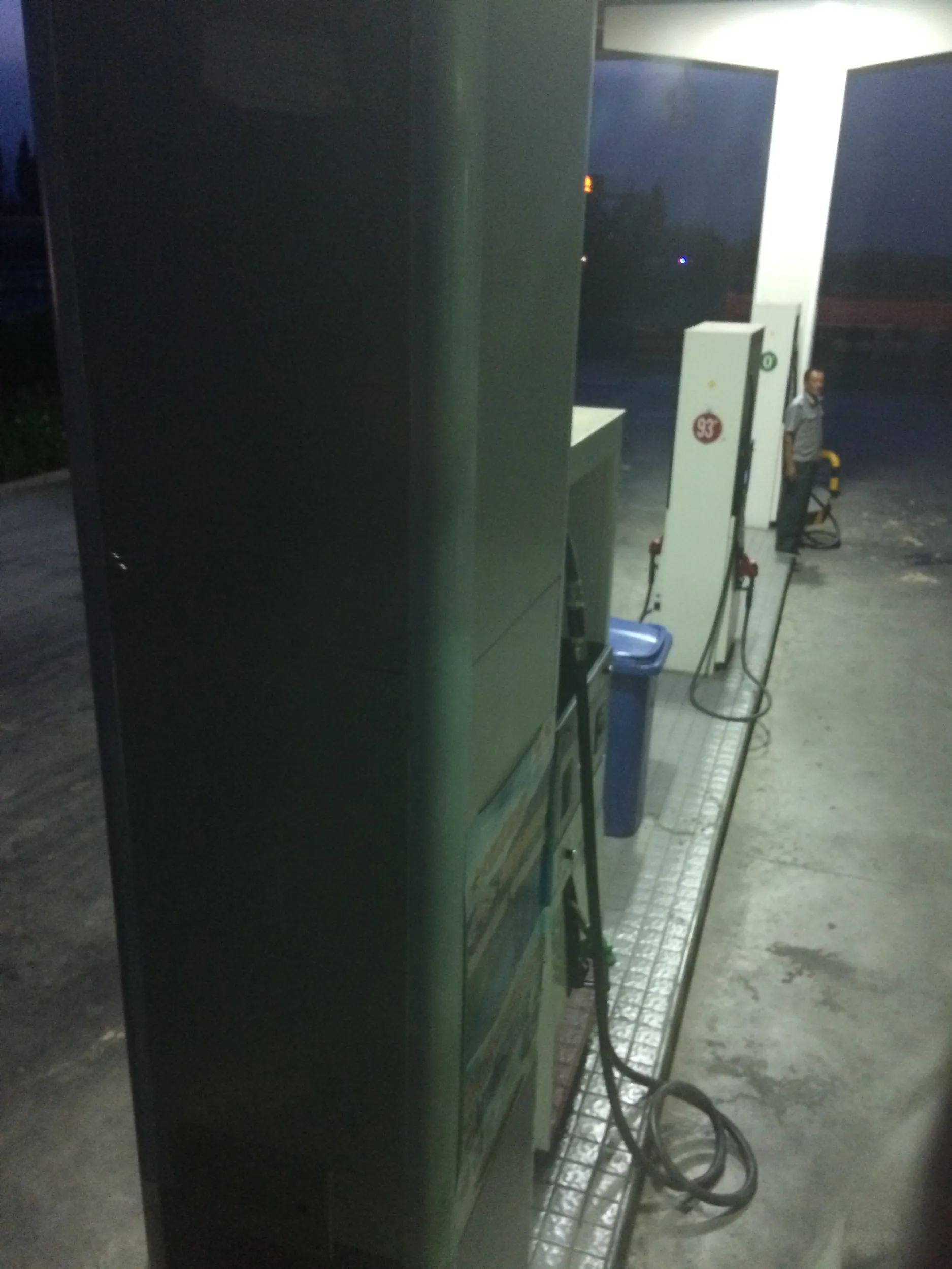 国際バスが給油