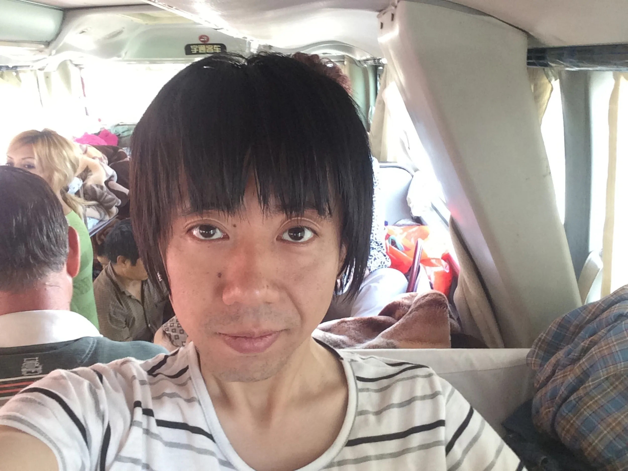 国際寝台バスの中で記念撮影