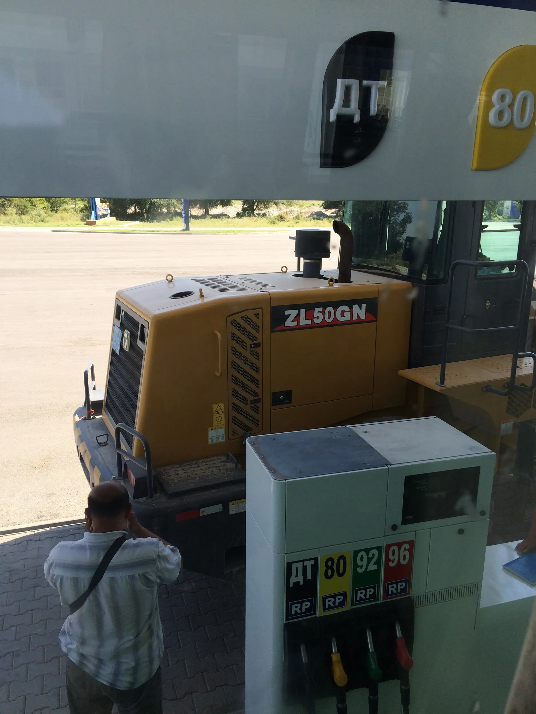 ピトジム(Пиджим)郊外で寝台バスが給油