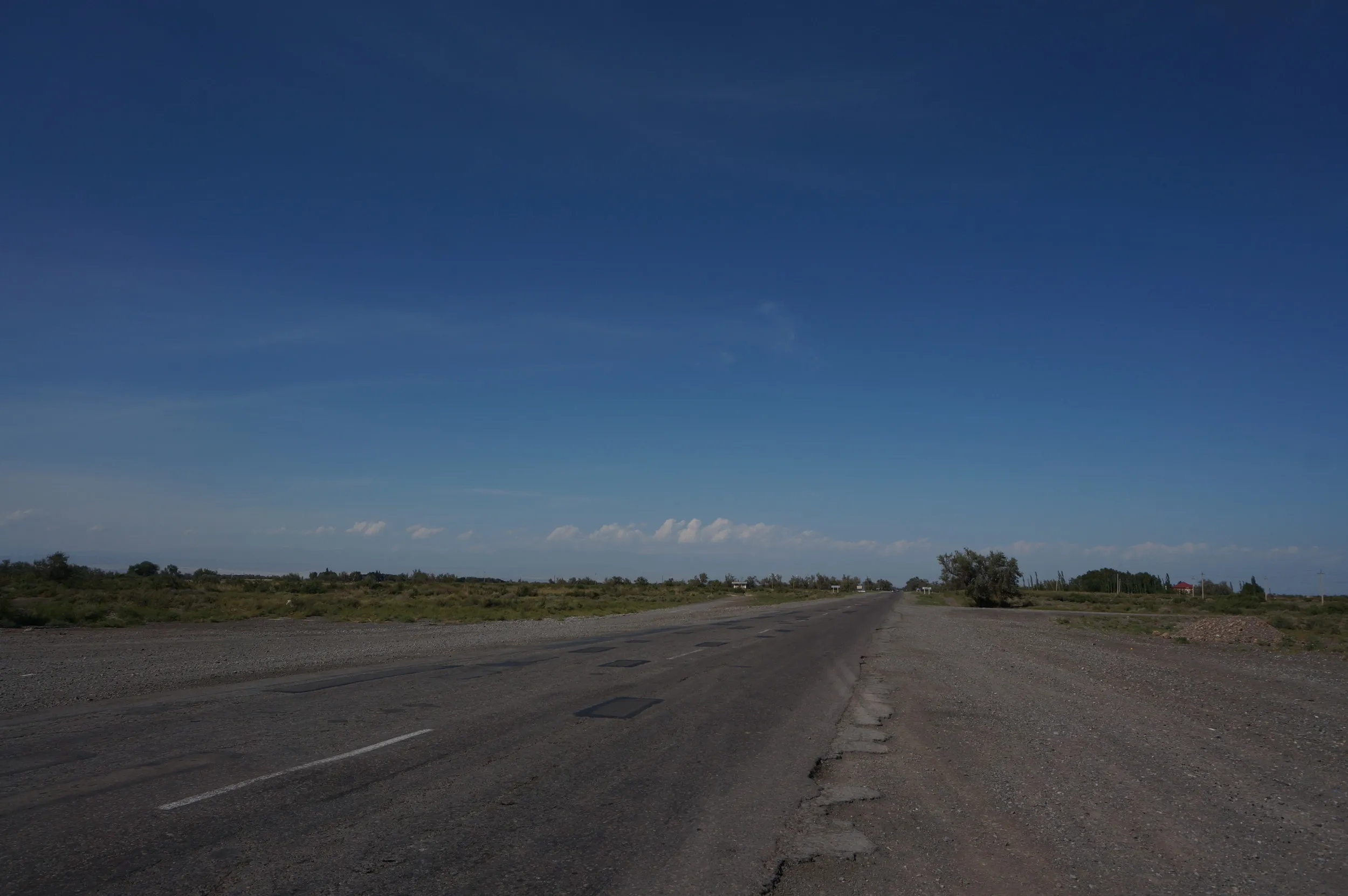 付近の道路と砂漠