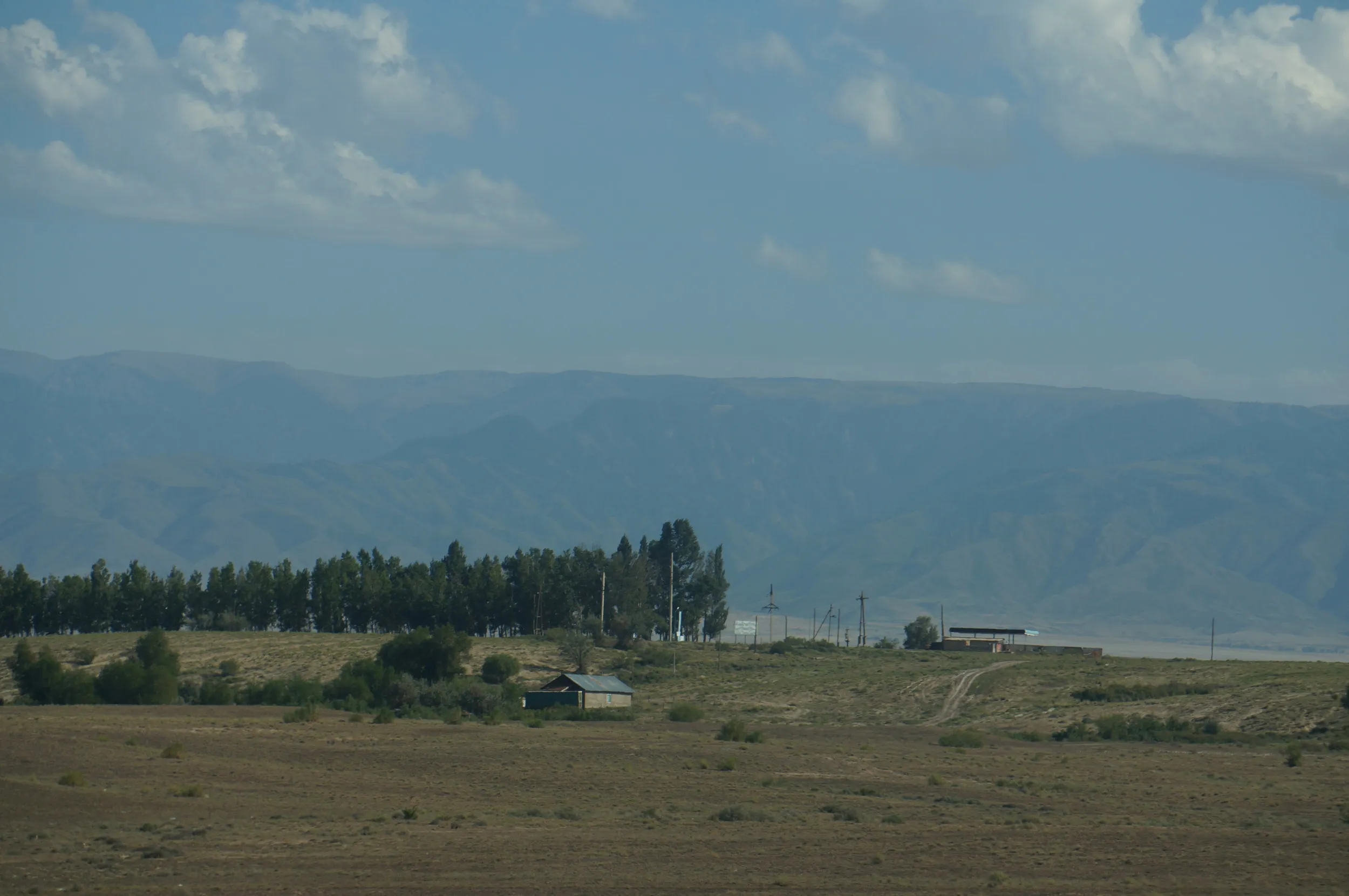 南の山脈はキルギスとの国境