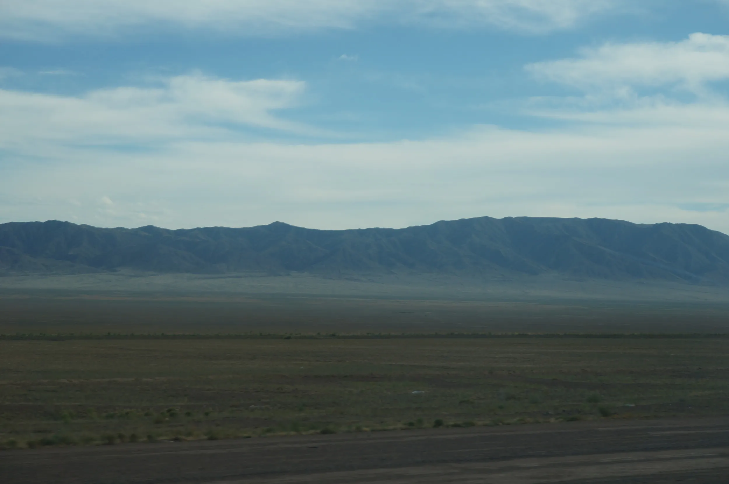 南の山脈はキルギスとの国境