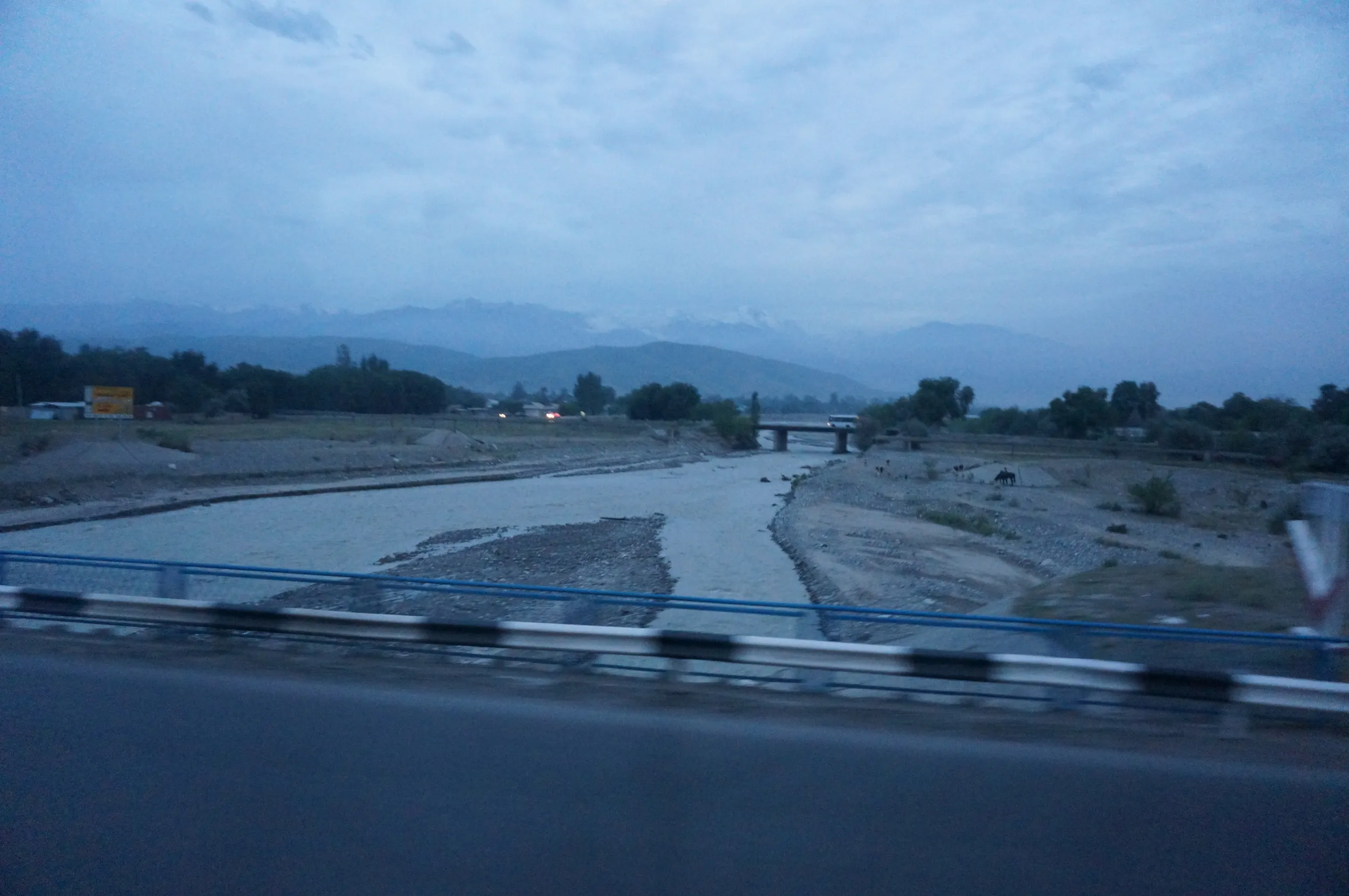 周辺を流れる川