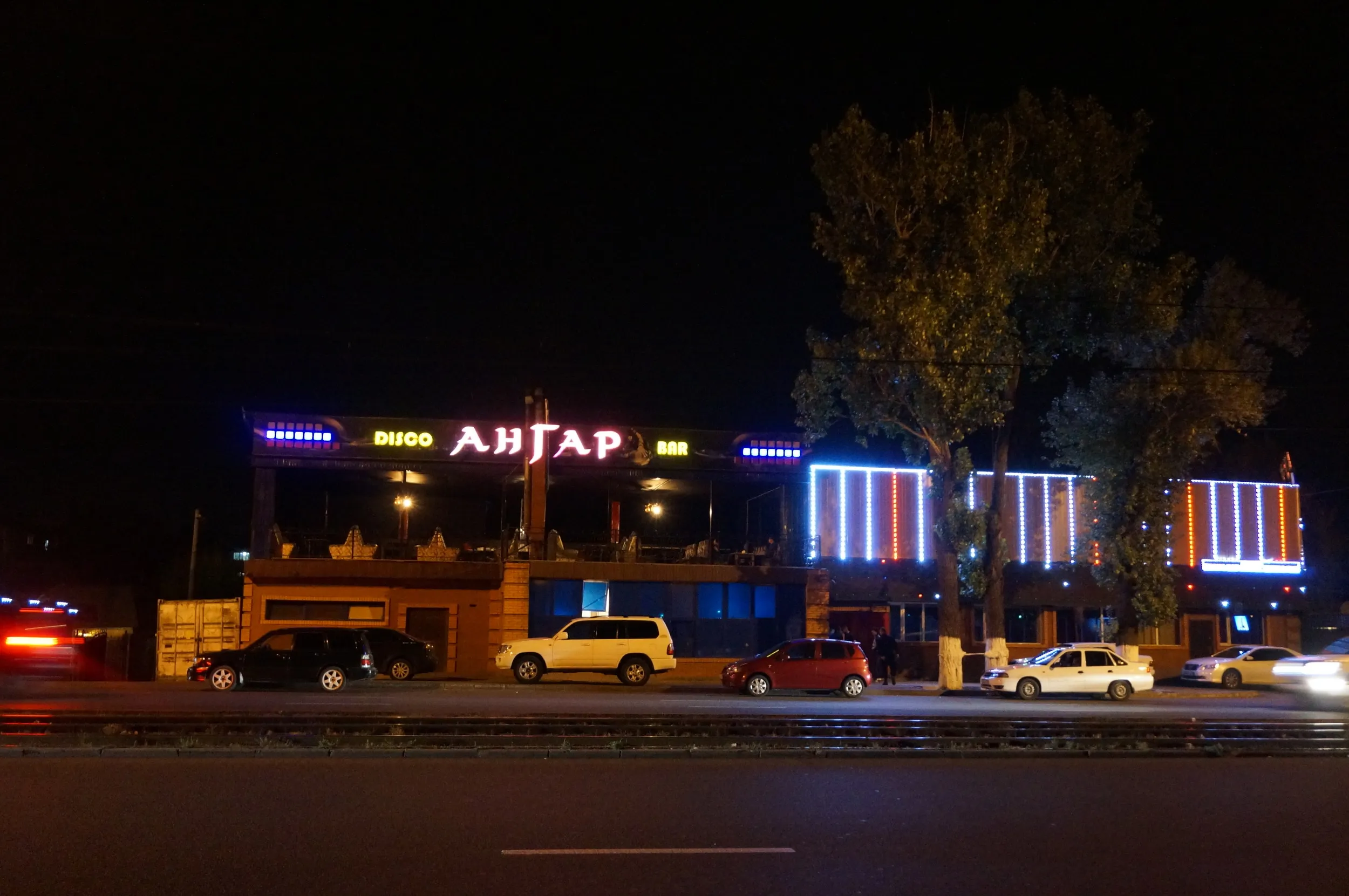 サイラン貯水池(Сайран көлі)前のカジノ