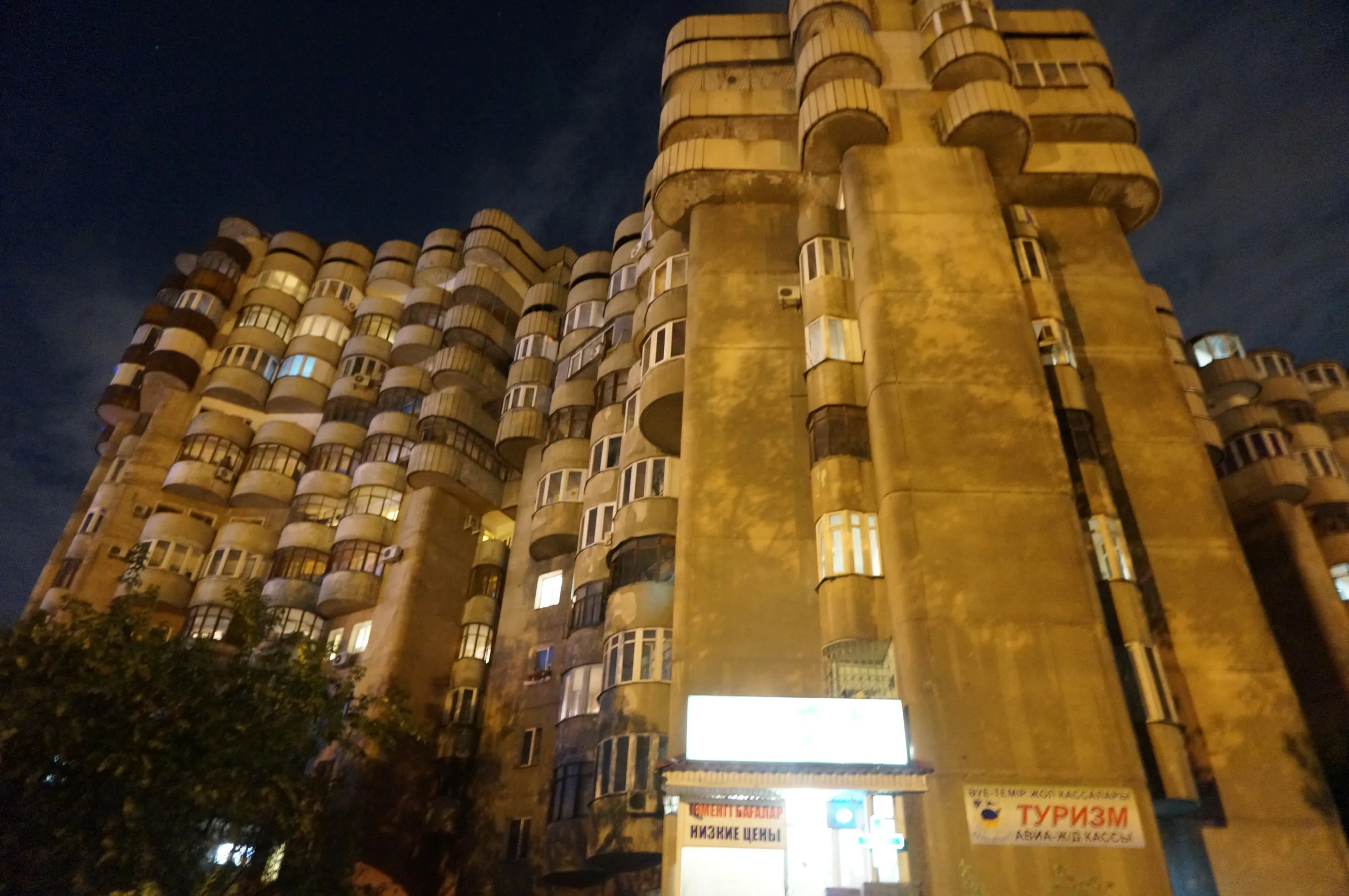 サイラン貯水池(Сайран көлі)傍のマンション