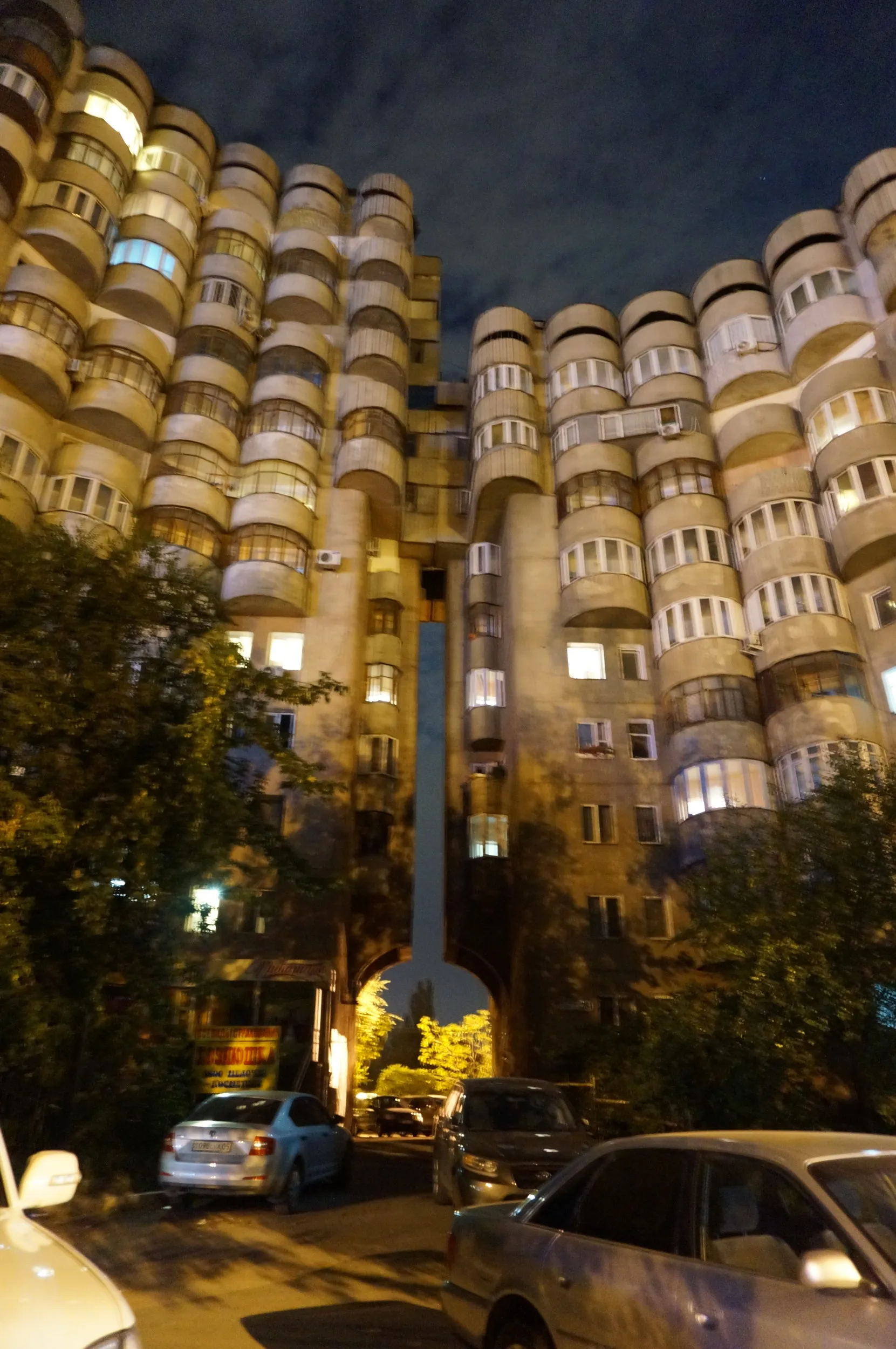 サイラン貯水池(Сайран көлі)傍のマンション