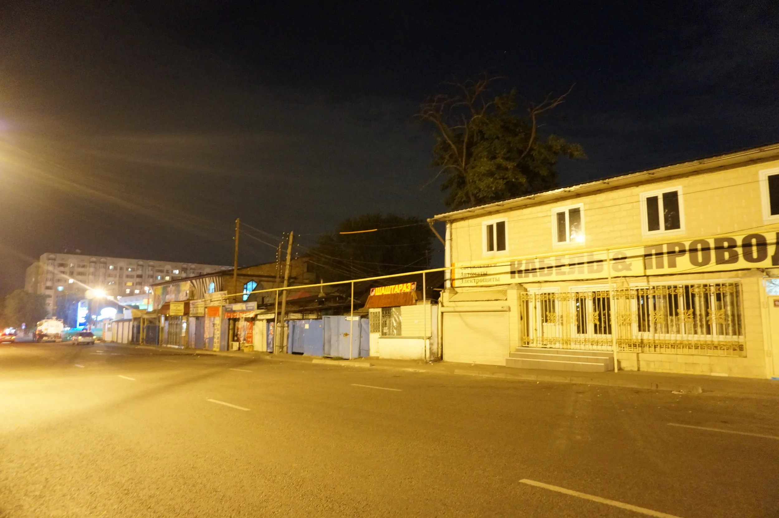 夜のアルマトイをホテル探しつつ観光