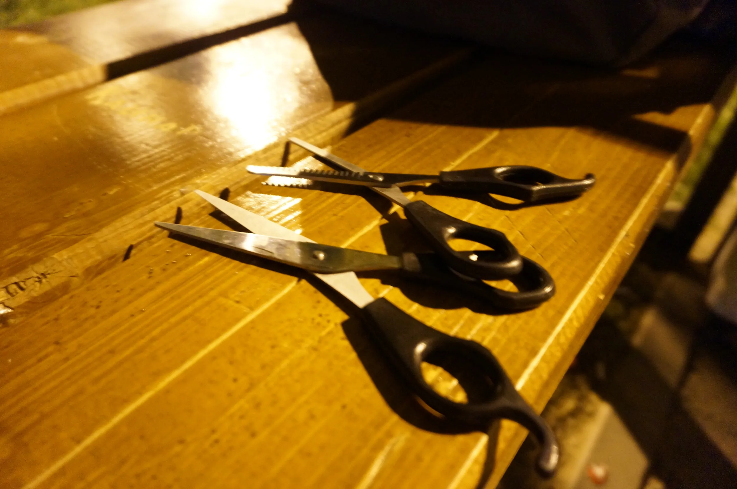 公園のベンチで散髪をするw