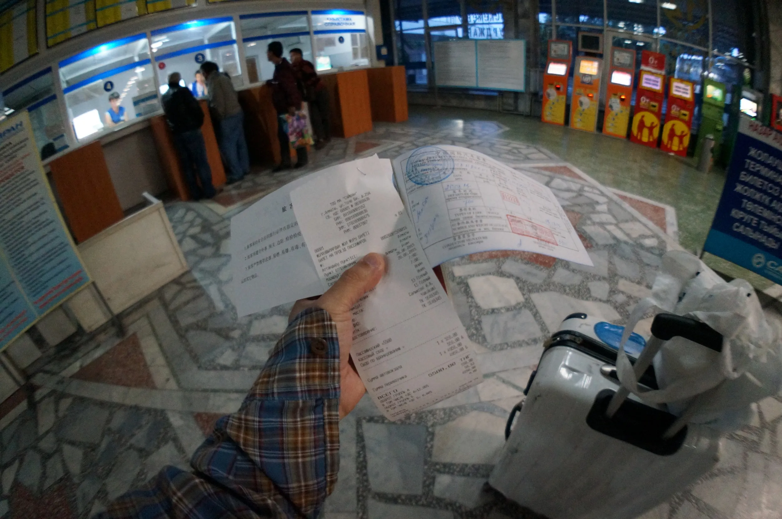 中国のイリ(伊犁)行きの長距離国際バスの切符を購入