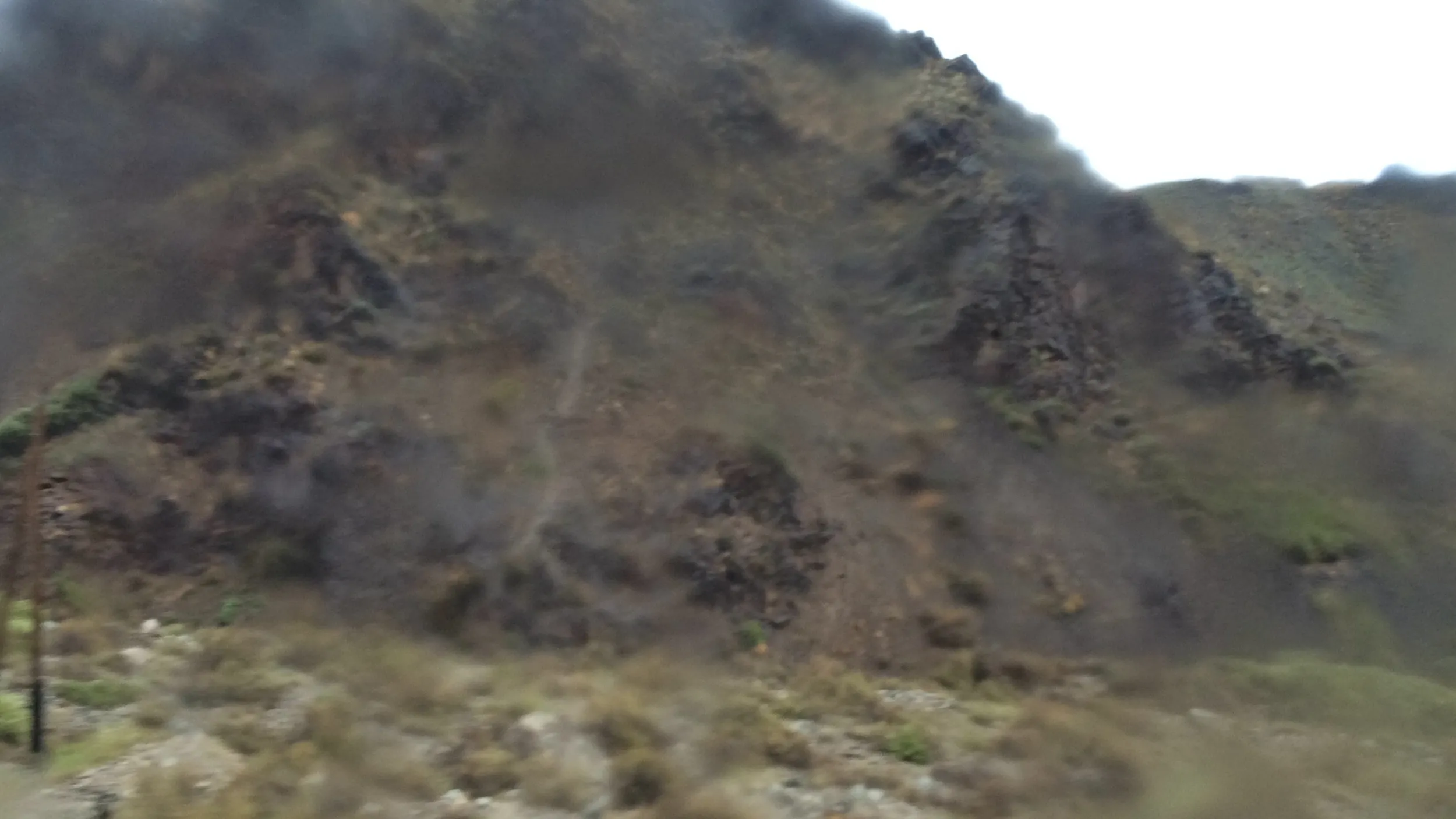 雨の降る荒涼とした砂漠と大地