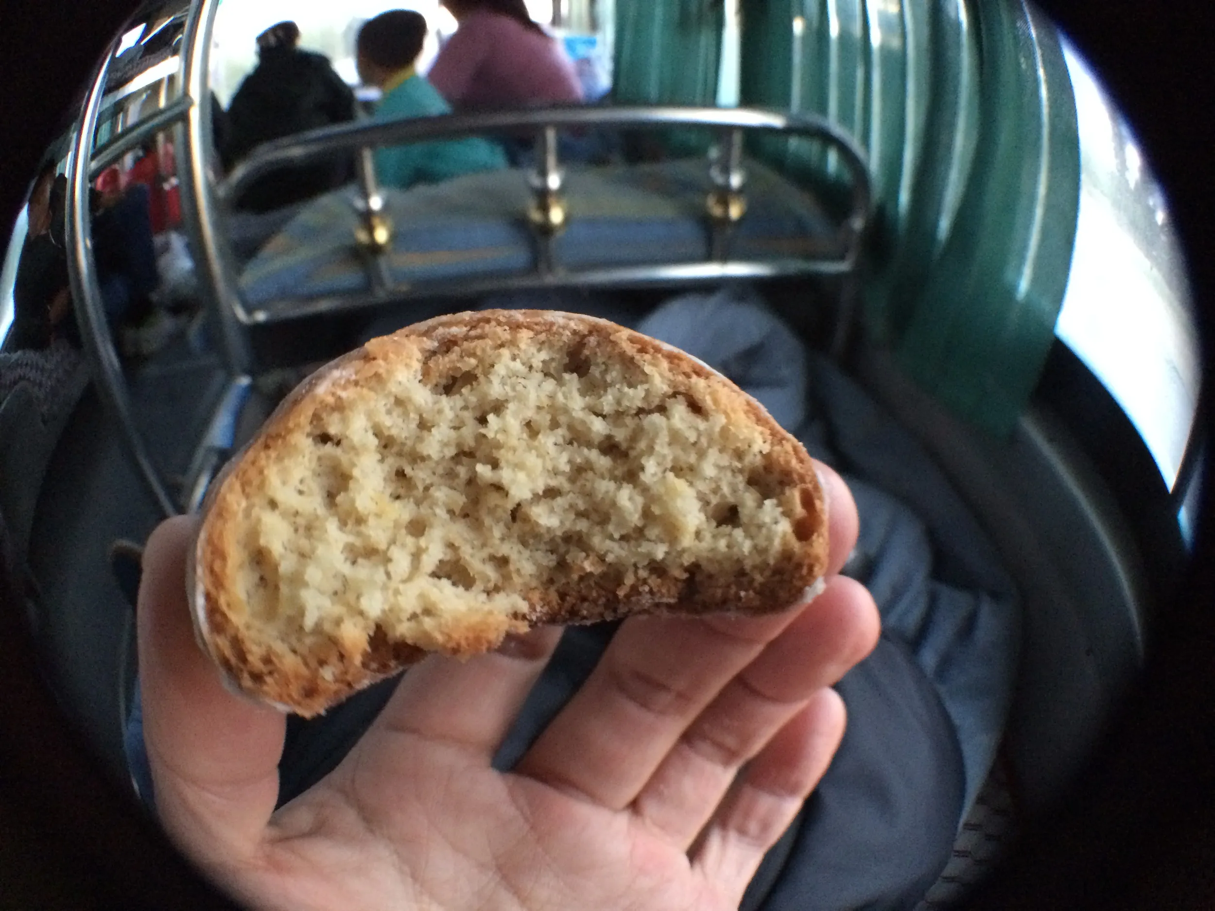 カザフ族からまたパン菓子を頂く