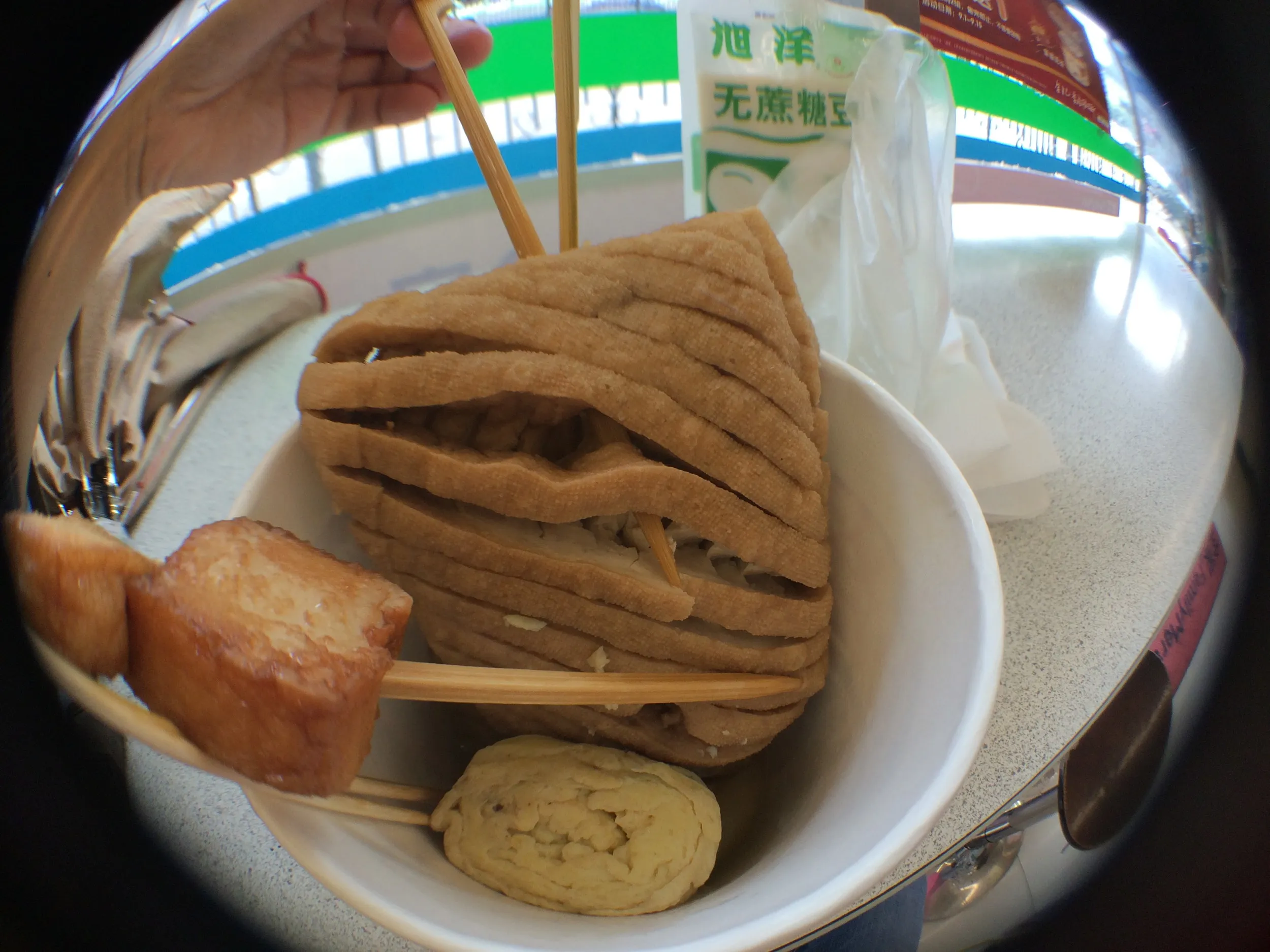 豫園駅付近にあるファミマでおでんとニラ玉まん、無糖の豆乳を食す