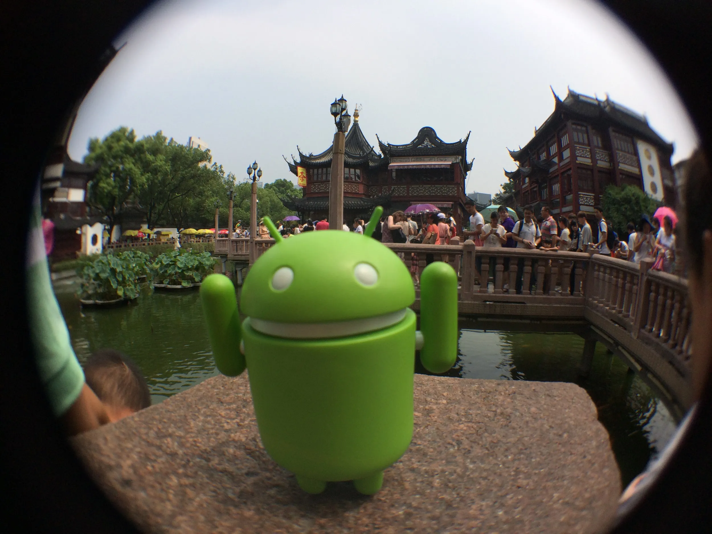 九曲橋でドロイド君が記念撮影