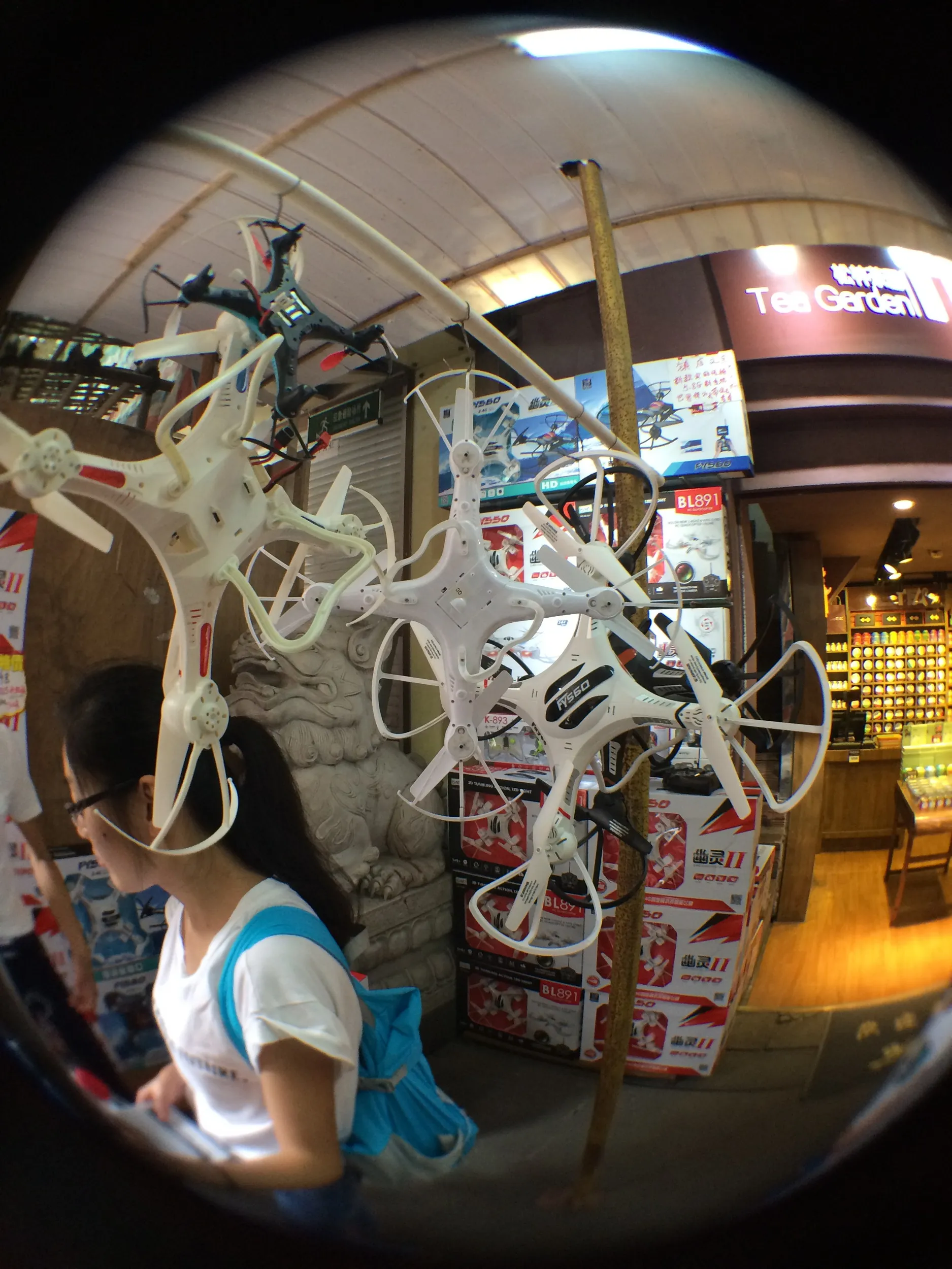 お土産屋でもドローンが販売されている