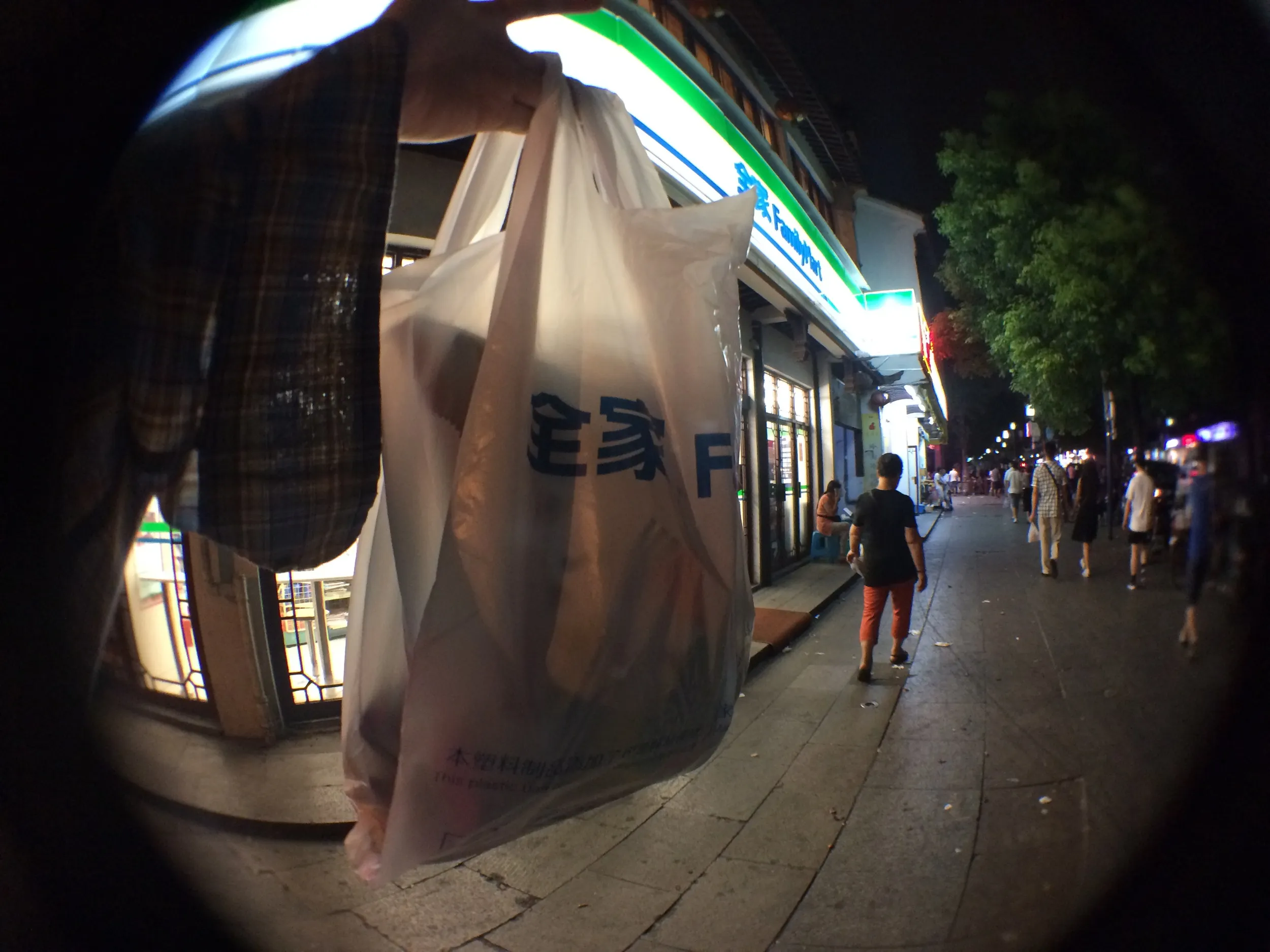 ファミマで水等を購入