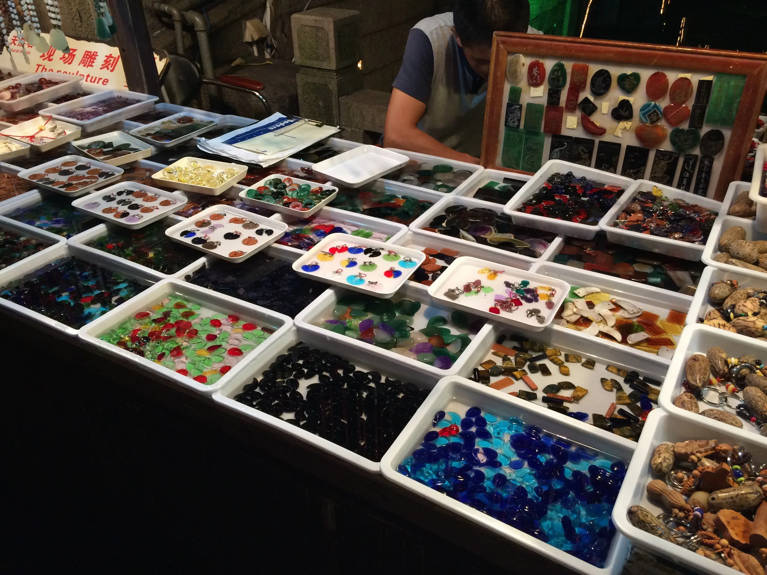 夜の七宝老街の商店街を二人で散歩