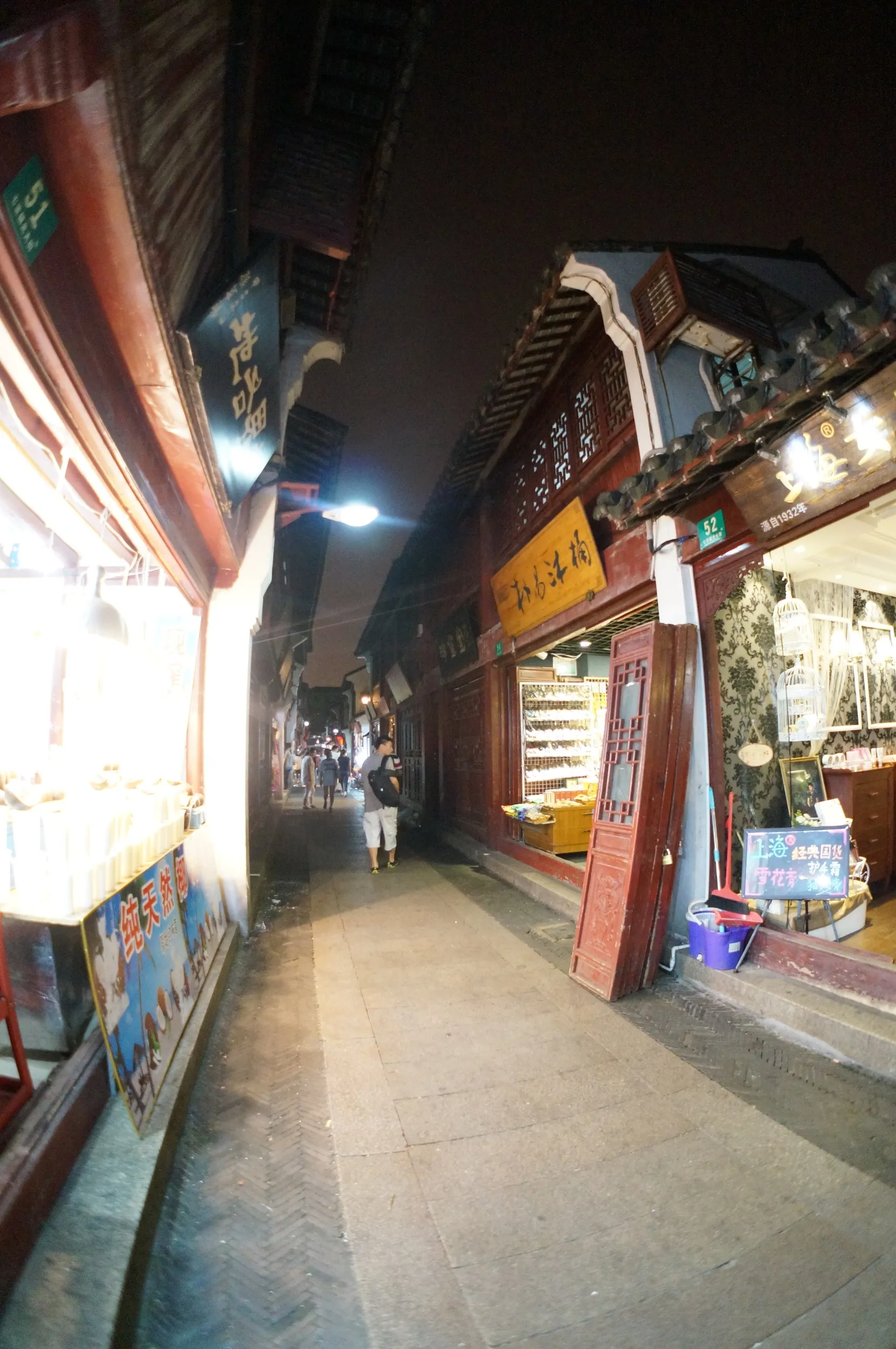 夜の七宝老街の商店街を二人で散歩