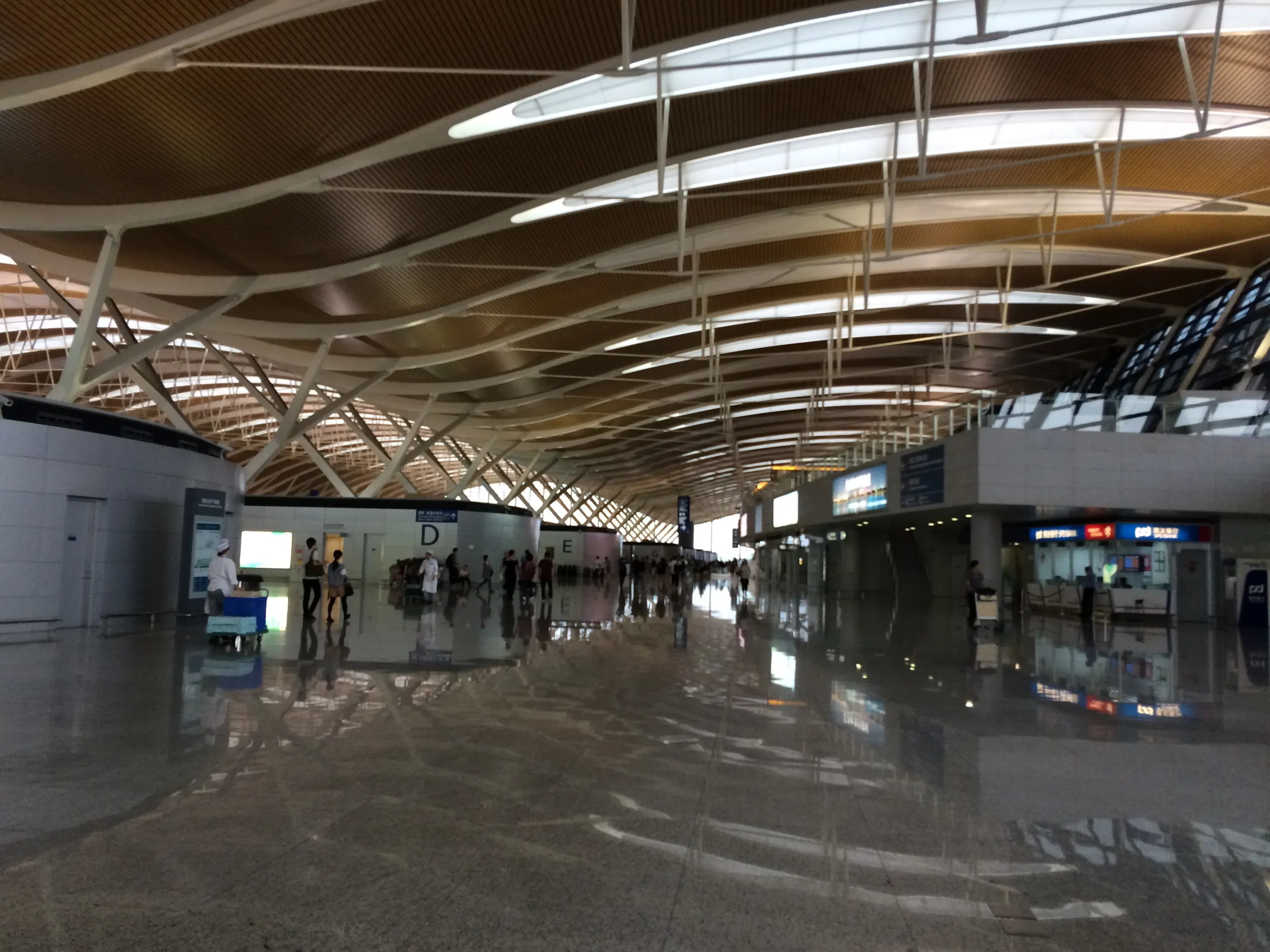 上海浦東国際空港のロビーの様子