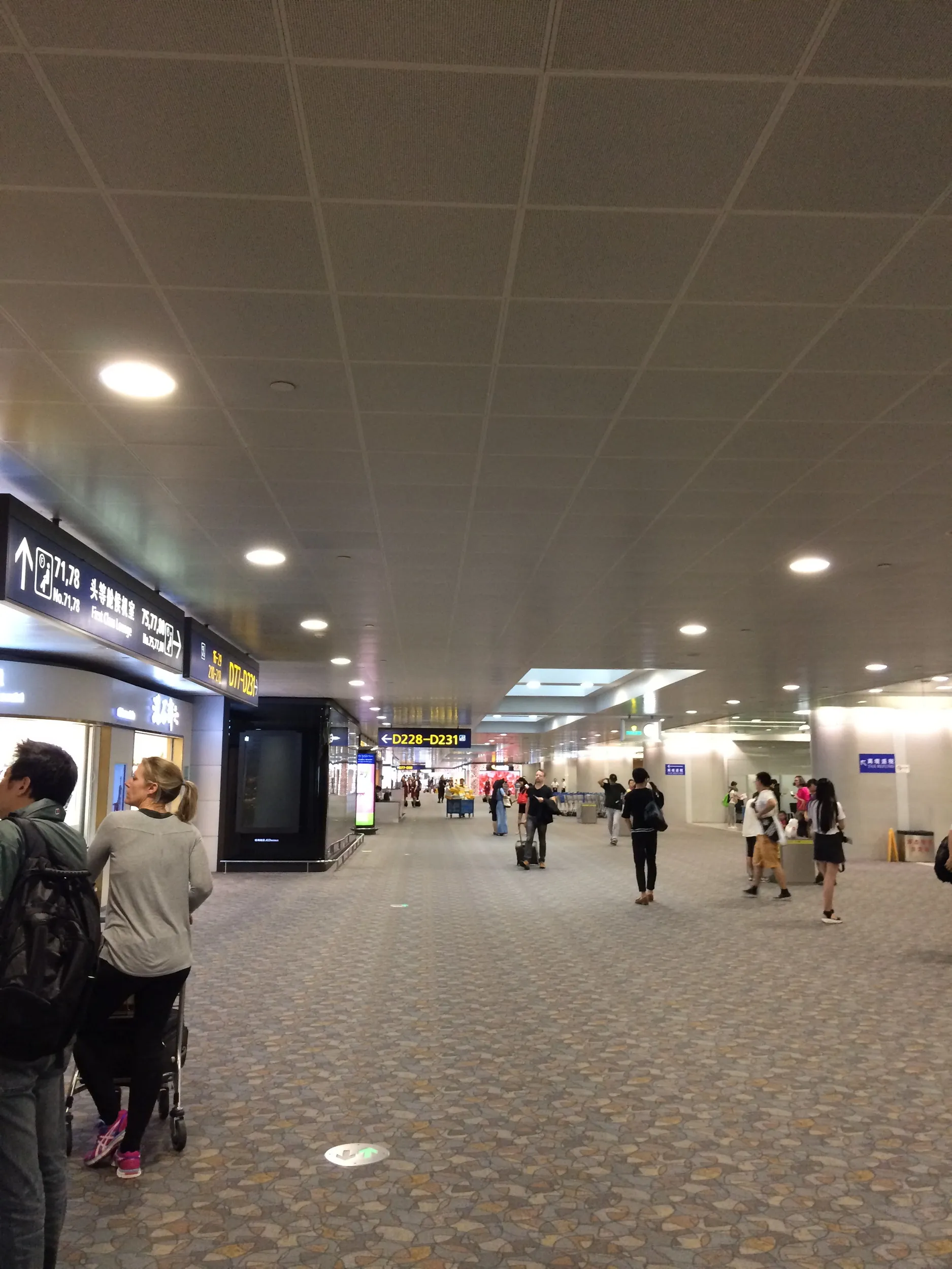 上海浦東国際空港、第2ターミナルの様子