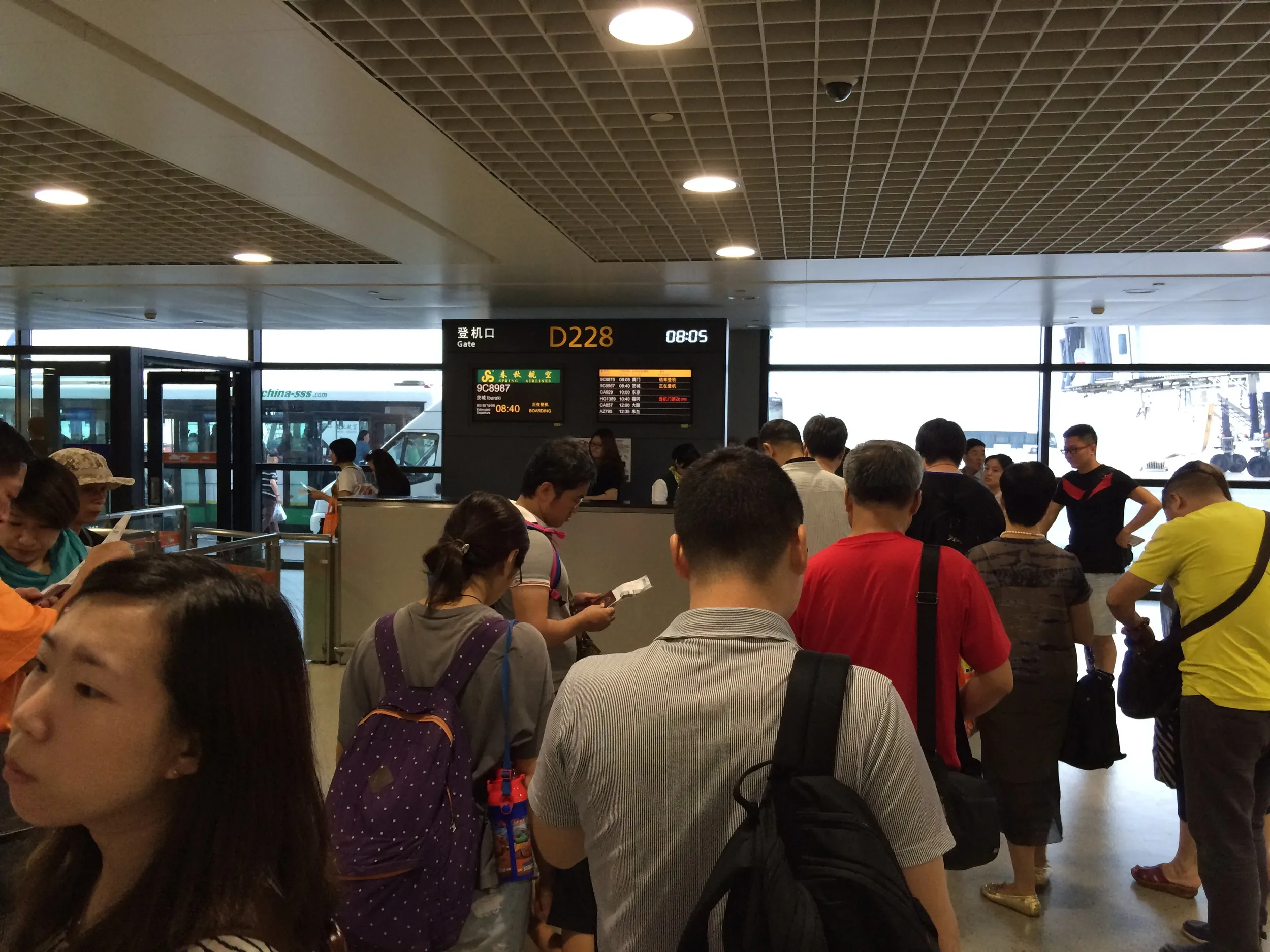 春秋航空の航空機へ搭乗開始