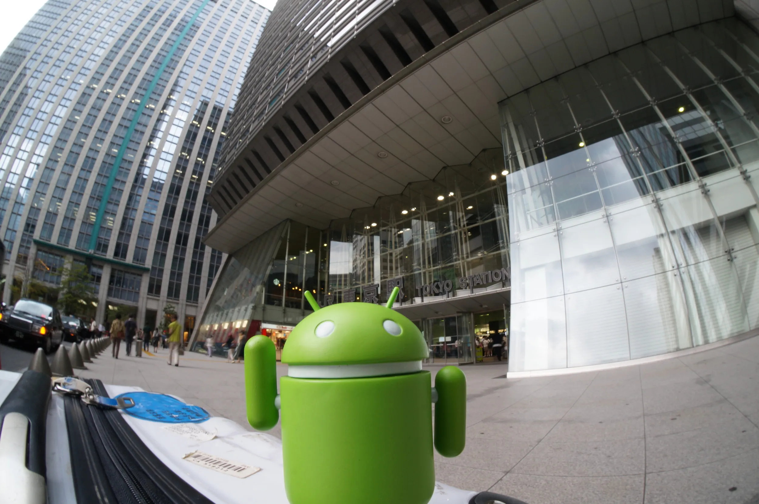 東京駅へ高速バスで到着。ドロイド君が最後の記念撮影