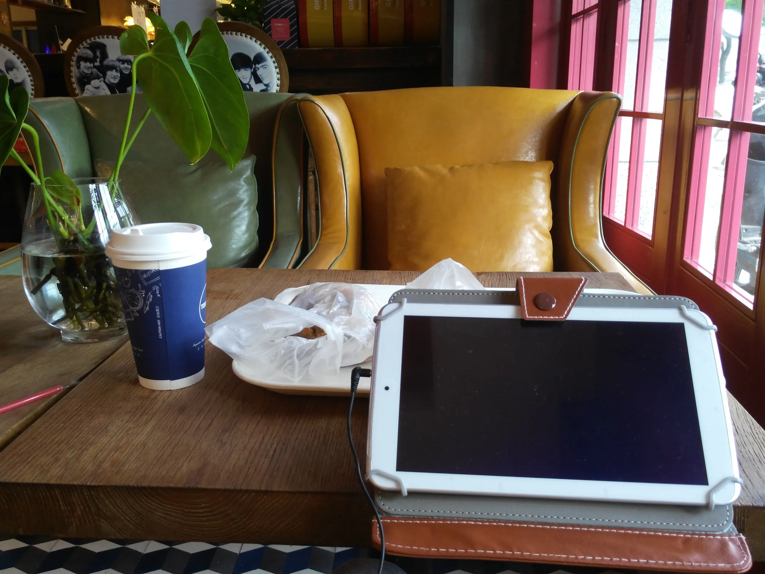 カフェのコーヒーとパン