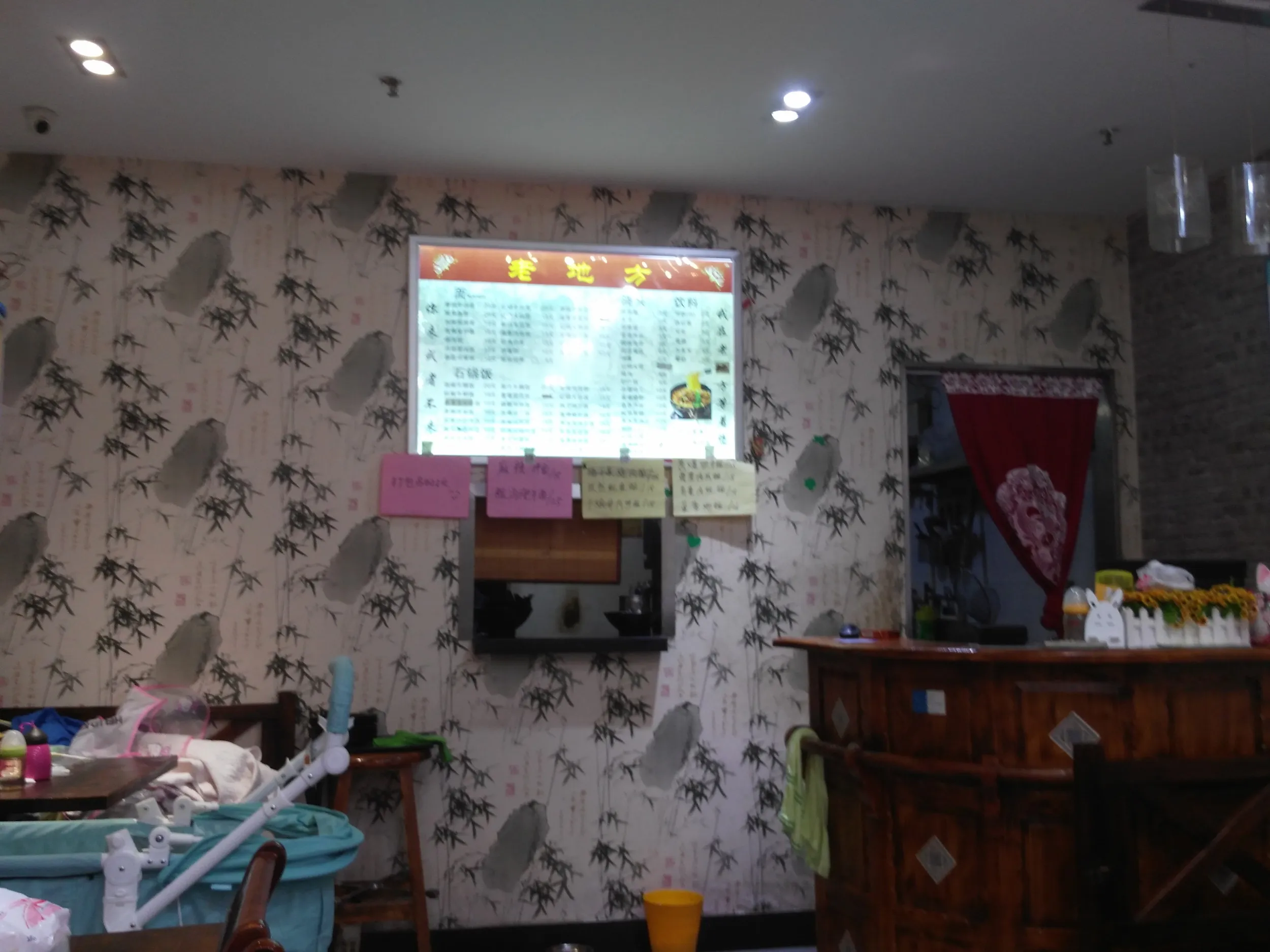 引っかき傷だらけの椅子