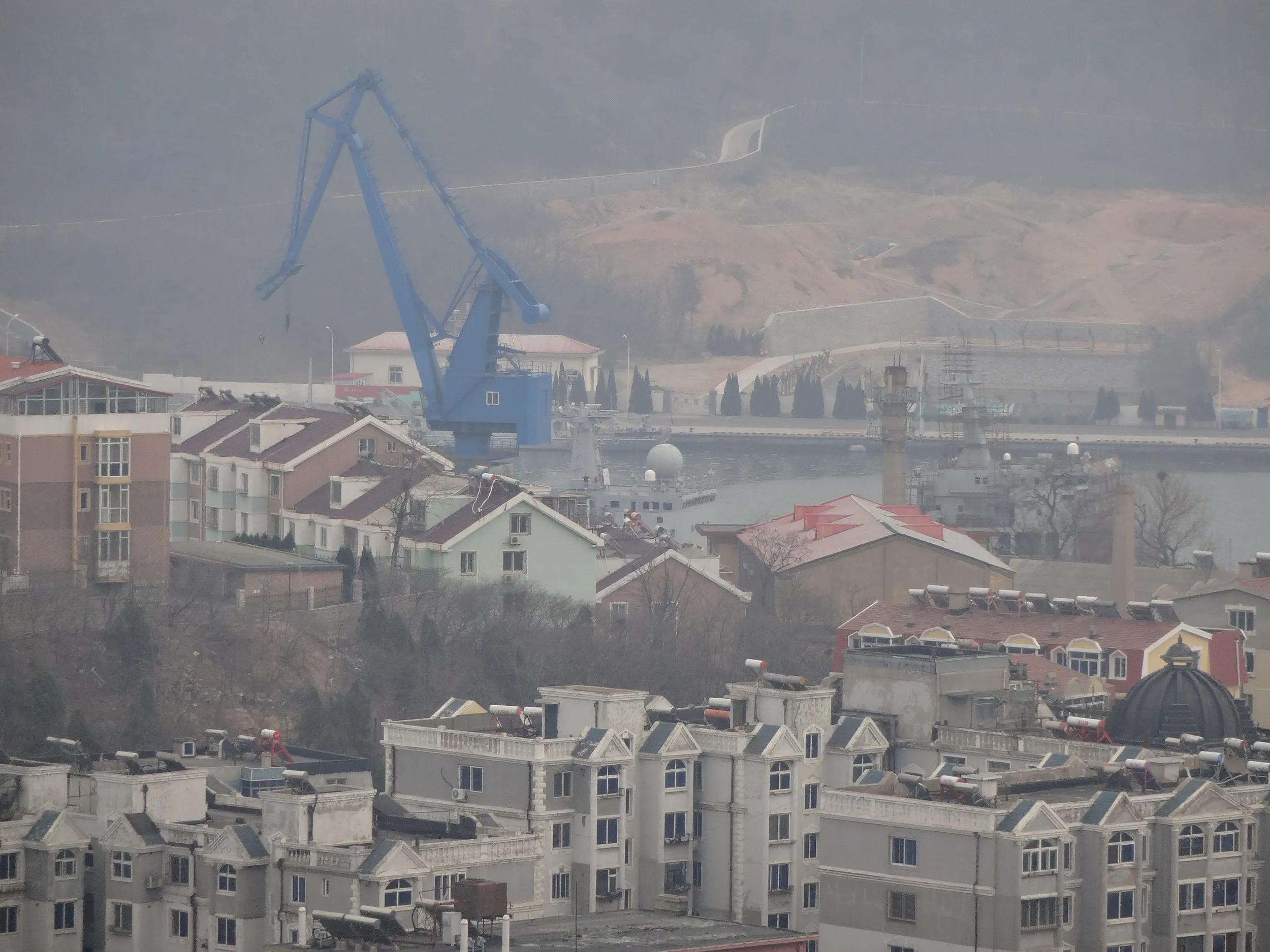 旅順の街並みが一望できる