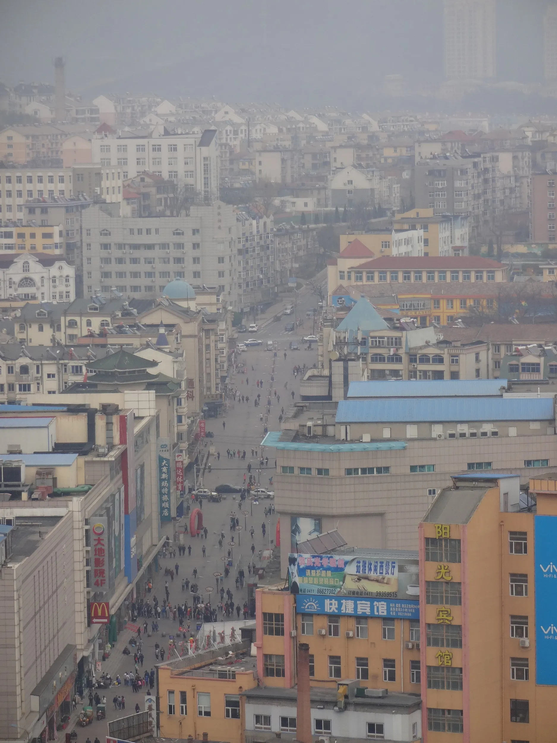 旅順の街並みが一望できる