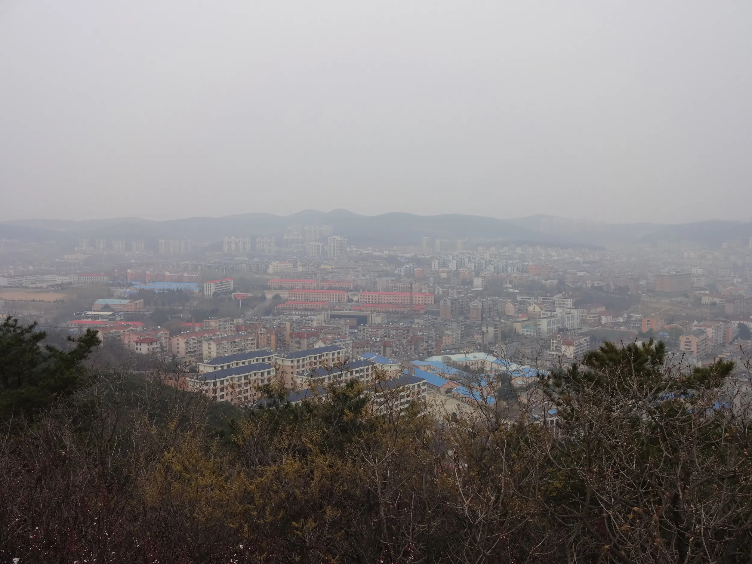 旅順の街並みと旅順口