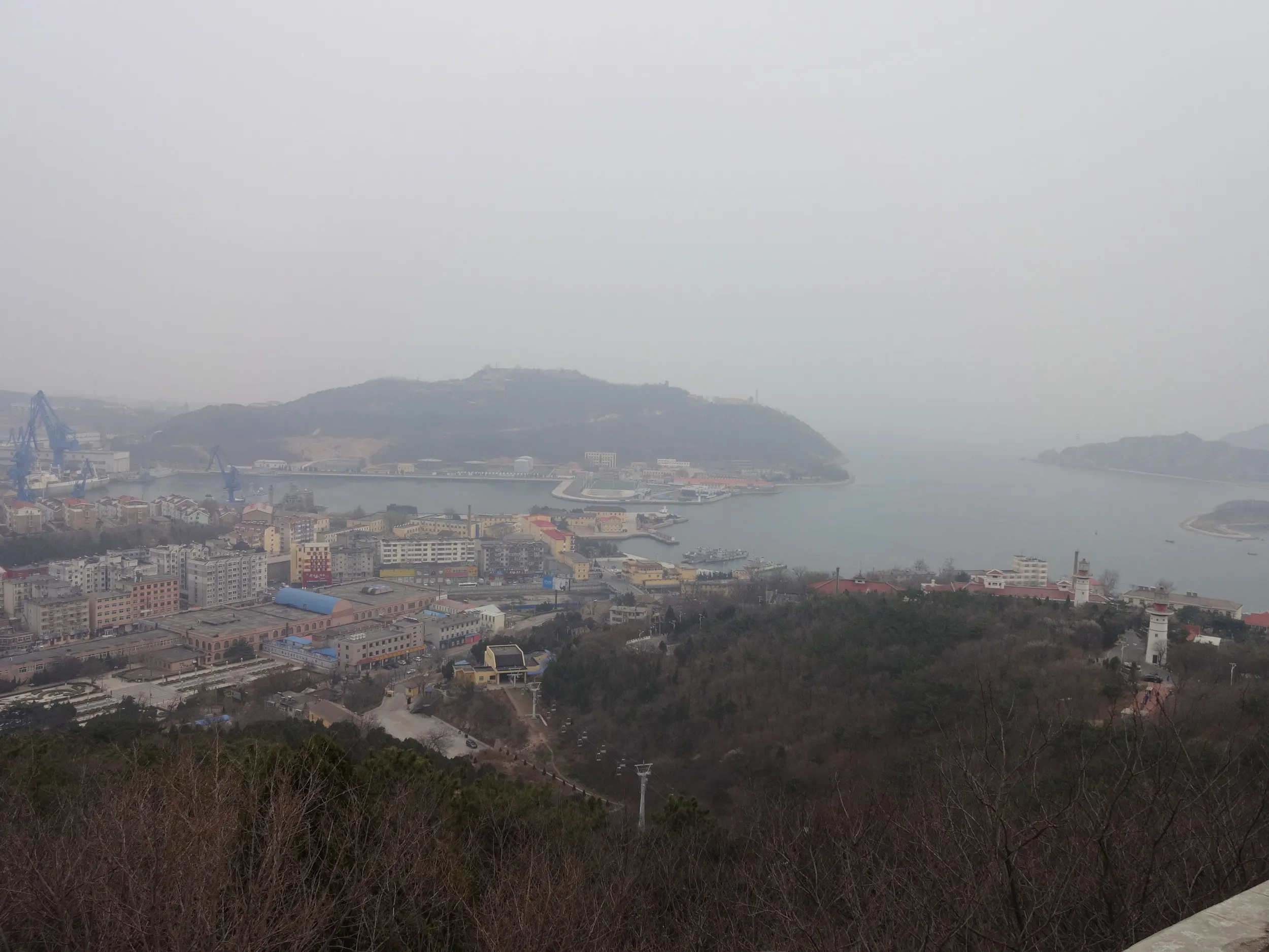 旅順の街並みと旅順口