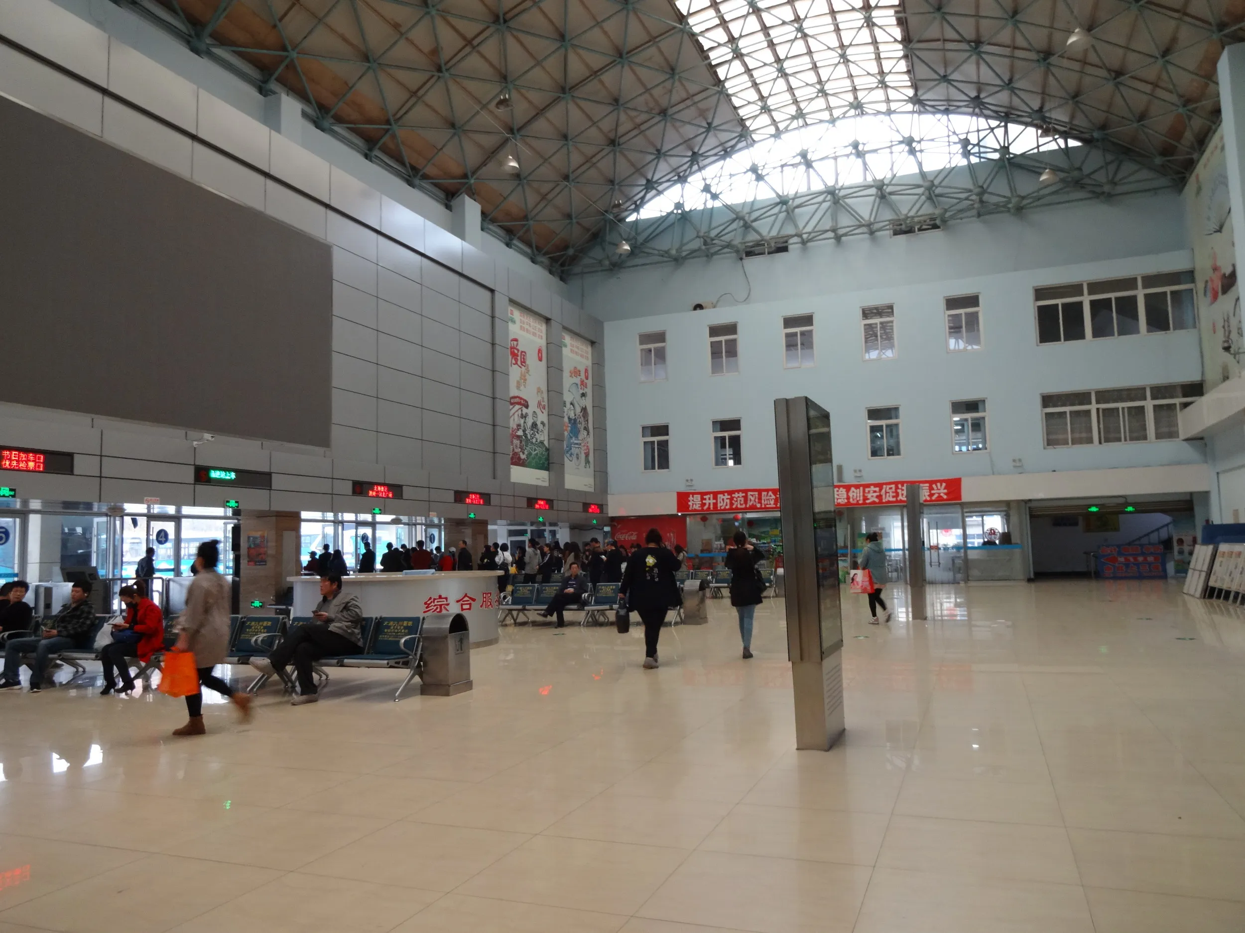 旅順バスターミナル内