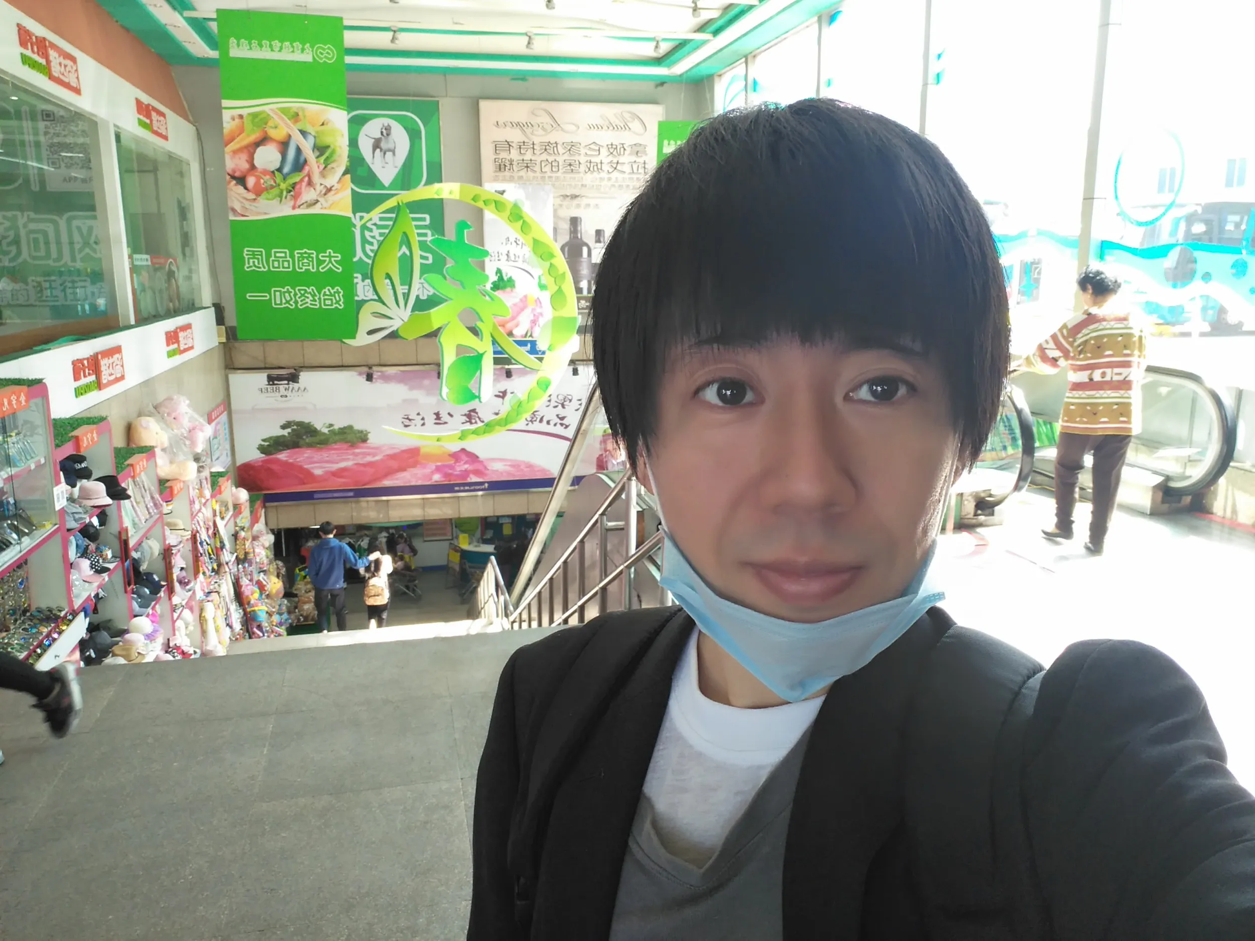 スーパー内で記念撮影