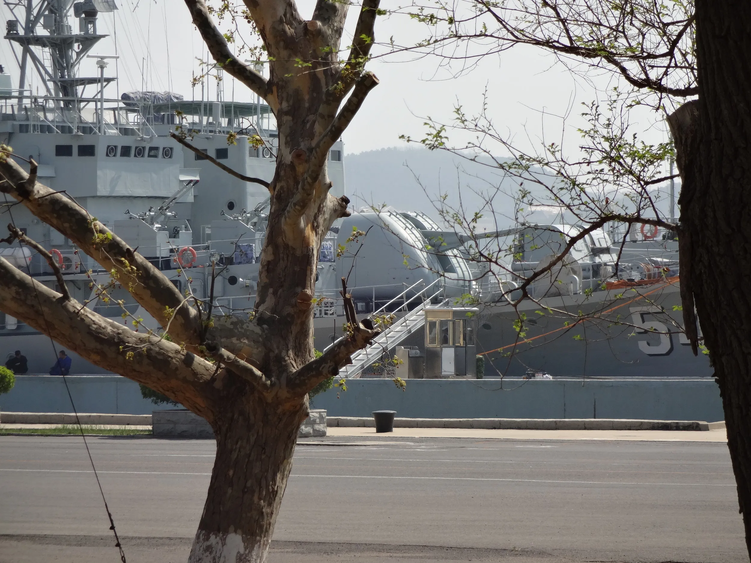 軍港に停泊中の軍艦